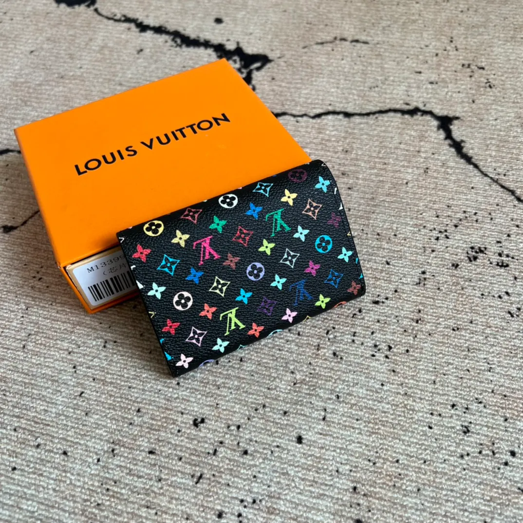 Factory price 300 Top original order M13399 black color This Rosalie coin purse is from the Louis Vuitton x Takashi Murakami reissue series. The Monogram coated canvas is dipped in vibrant colors, subtly paying tribute to the distinctive style of Japanese artist Takashi Murakami. The compact construction features a rounded flap and snap closure, and the interior houses a zipped coin pocket with Monogram pullers. 8 x 2.5 x 11 cm (height x width x length)