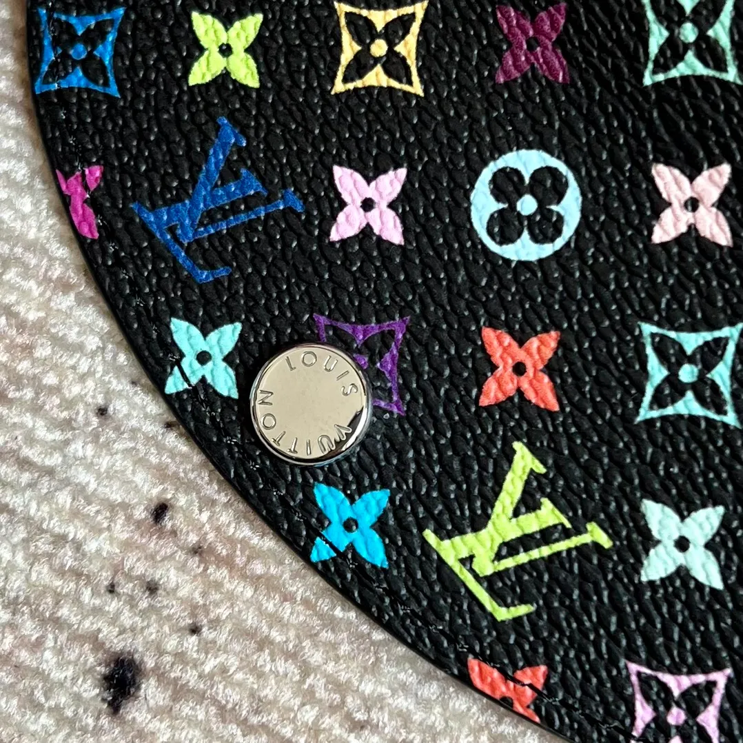 Factory price 300 Top original order M13399 black color This Rosalie coin purse is from the Louis Vuitton x Takashi Murakami reissue series. The Monogram coated canvas is dipped in vibrant colors, subtly paying tribute to the distinctive style of Japanese artist Takashi Murakami. The compact construction features a rounded flap and snap closure, and the interior houses a zipped coin pocket with Monogram pullers. 8 x 2.5 x 11 cm (height x width x length)