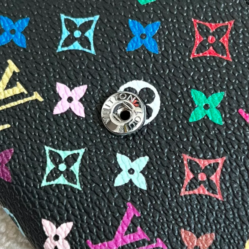 Factory price 300 Top original order M13399 black color This Rosalie coin purse is from the Louis Vuitton x Takashi Murakami reissue series. The Monogram coated canvas is dipped in vibrant colors, subtly paying tribute to the distinctive style of Japanese artist Takashi Murakami. The compact construction features a rounded flap and snap closure, and the interior houses a zipped coin pocket with Monogram pullers. 8 x 2.5 x 11 cm (height x width x length)