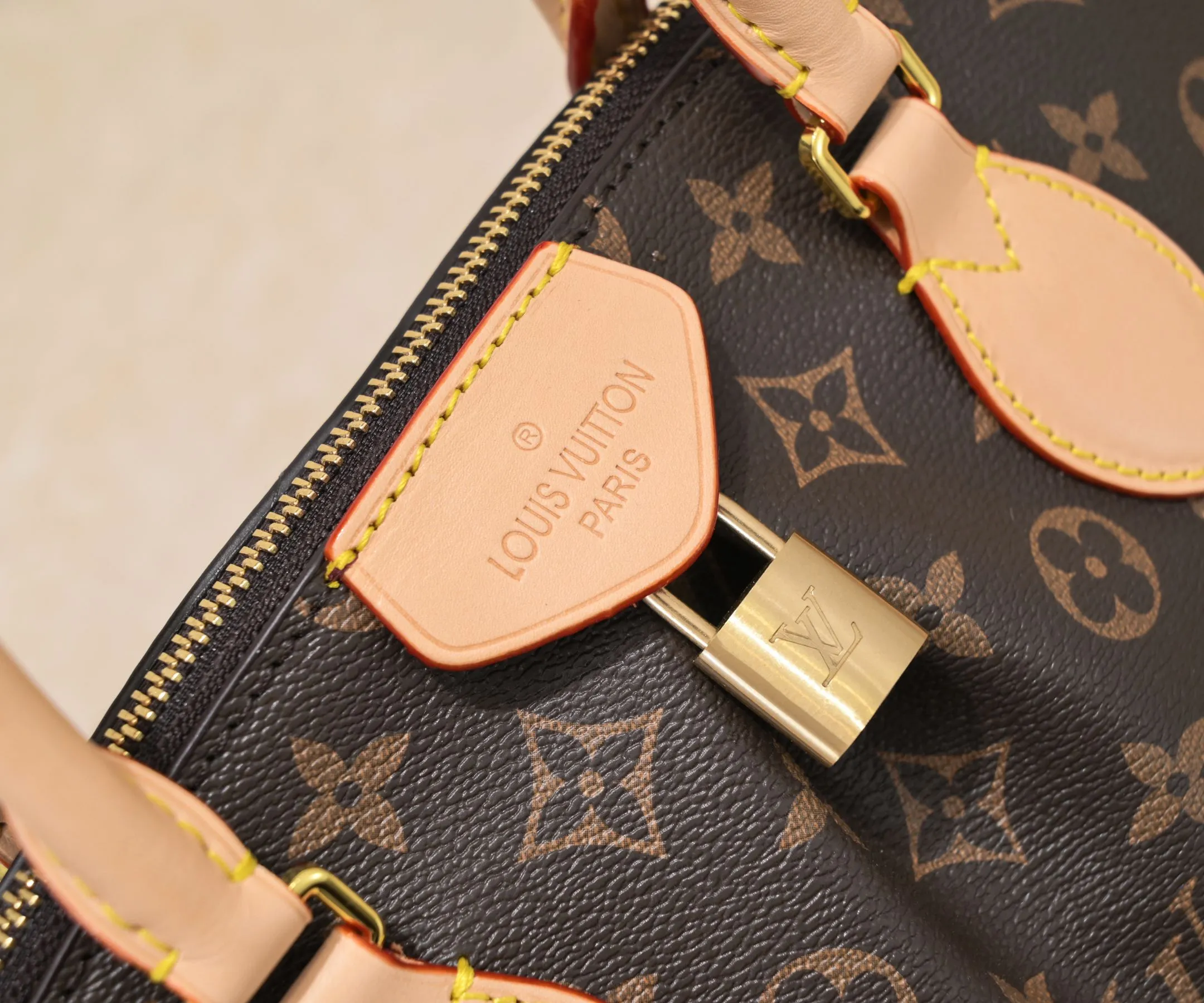 Batch 320💰Top original version Guaranteed double-sided discoloration yellow leather Large size M45987 M45986 Small size Boétie small zipper tote bag is made of Monogram canvas, leather trim and fabric lining, with padlock and LV embossed leather tag. The soft texture ensures everyday comfort, while dual phone pockets and internal patch pockets add functional details. Detailed features25 x 23 x 14 cm (length x height x width) 1w2021.67