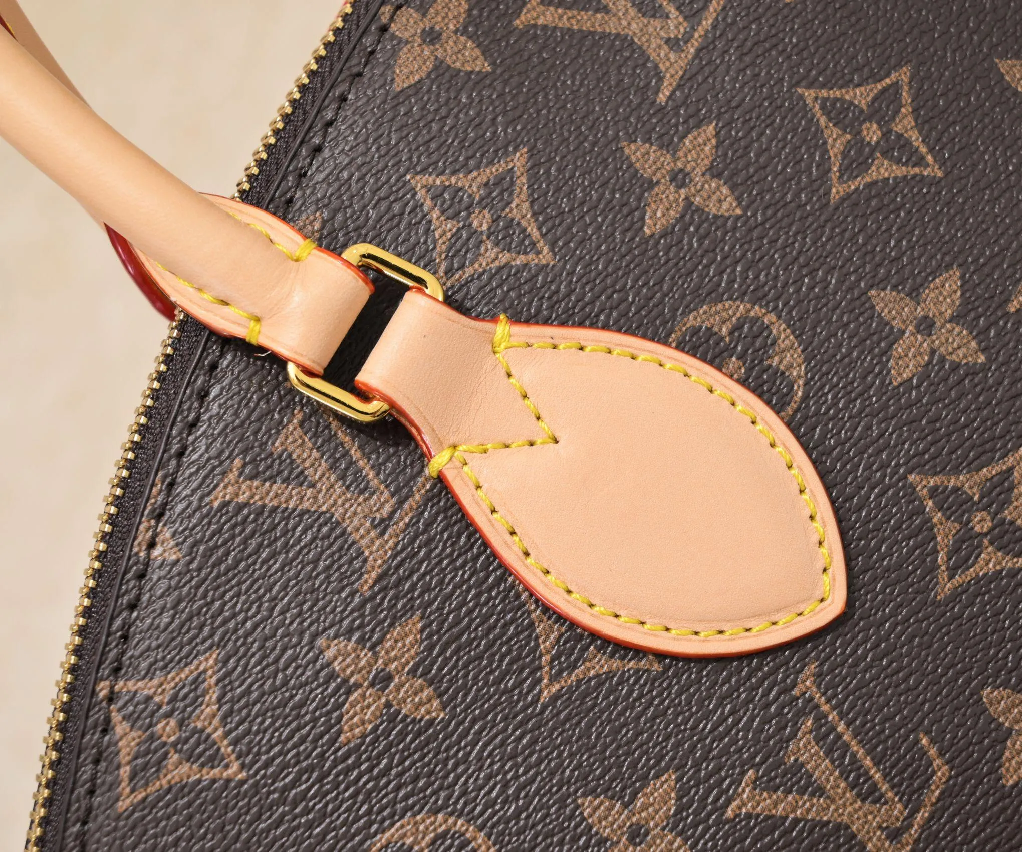Batch 320💰Top original version Guaranteed double-sided discoloration yellow leather Large size M45987 M45986 Small size Boétie small zipper tote bag is made of Monogram canvas, leather trim and fabric lining, with padlock and LV embossed leather tag. The soft texture ensures everyday comfort, while dual phone pockets and internal patch pockets add functional details. Detailed features25 x 23 x 14 cm (length x height x width) 1w2021.67