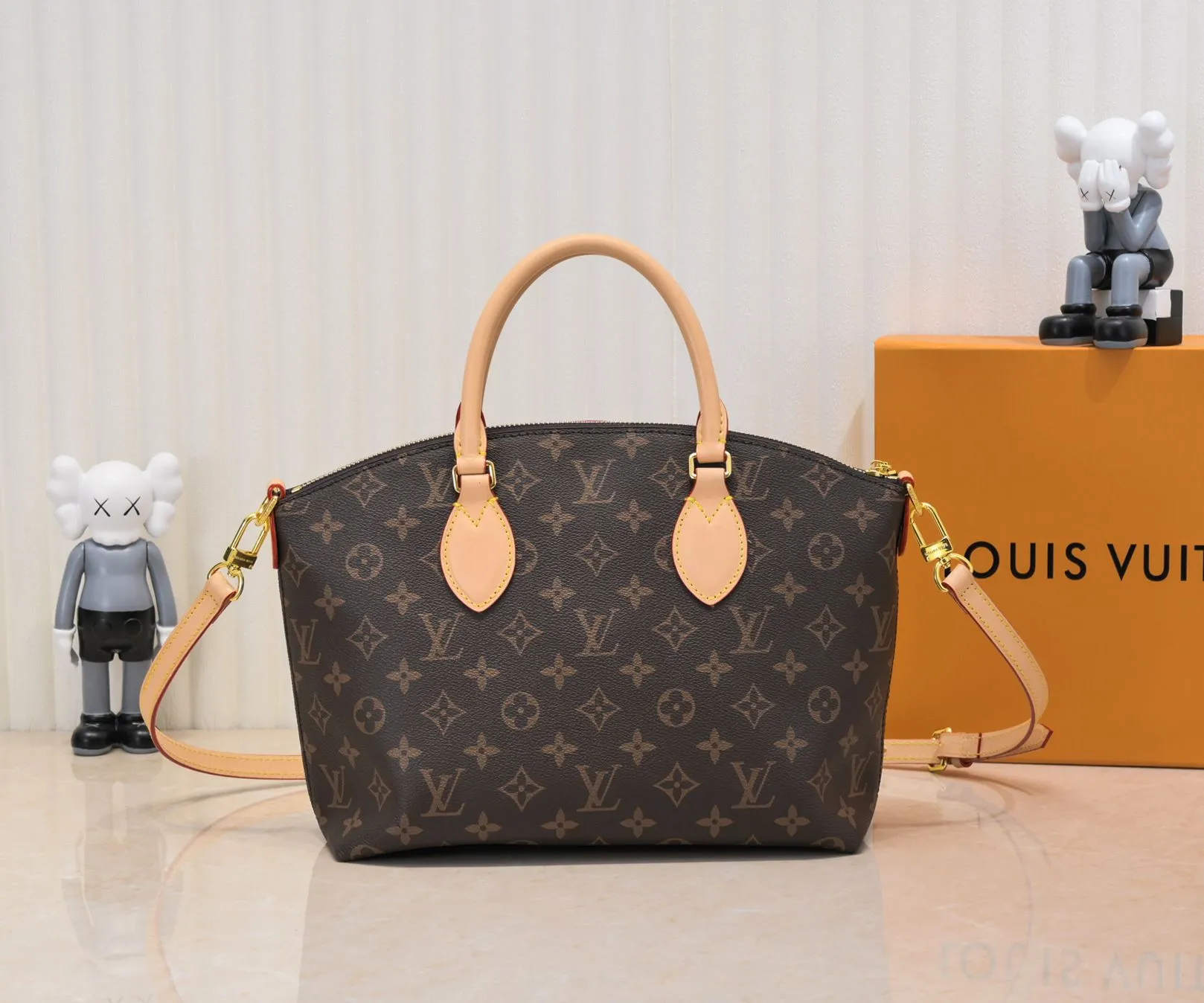 Batch 320💰Top original version Guaranteed double-sided discoloration yellow leather Large size M45987 M45986 Small size Boétie small zipper tote bag is made of Monogram canvas, leather trim and fabric lining, with padlock and LV embossed leather tag. The soft texture ensures everyday comfort, while dual phone pockets and internal patch pockets add functional details. Detailed features25 x 23 x 14 cm (length x height x width) 1w2021.67