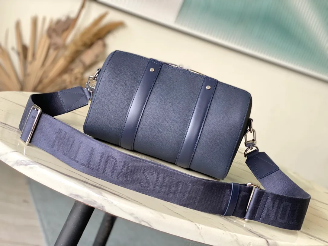 💰1140 (top-grain leather) top original order M11602 This City Keepall handbag is made of LVAerogram Jm cow leather embellished with metal LV letters. It can be carried on the shoulder or crossbody with a detachable and adjustable shoulder strap. The iconic side straps of the Keepall handbag and the nameplate of the Aerogram series add to the brand style. Dimensions: 27 × 17 × 13 cm