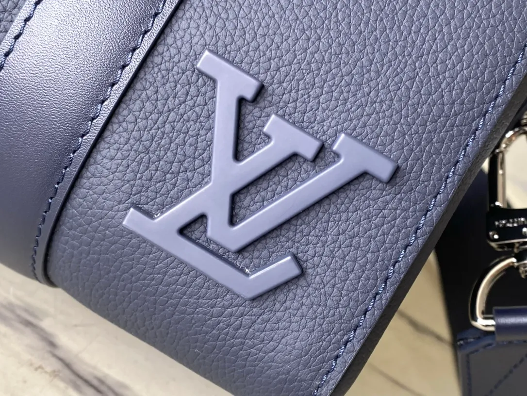 💰1140 (top-grain leather) top original order M11602 This City Keepall handbag is made of LVAerogram Jm cow leather embellished with metal LV letters. It can be carried on the shoulder or crossbody with a detachable and adjustable shoulder strap. The iconic side straps of the Keepall handbag and the nameplate of the Aerogram series add to the brand style. Dimensions: 27 × 17 × 13 cm