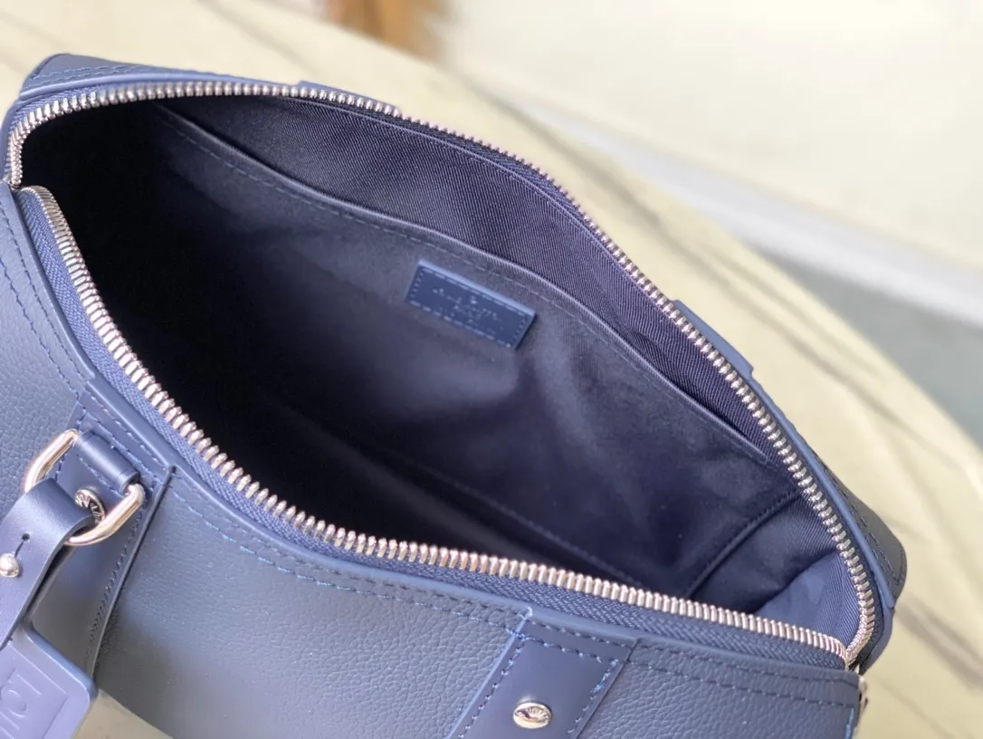 💰1140 (top-grain leather) top original order M11602 This City Keepall handbag is made of LVAerogram Jm cow leather embellished with metal LV letters. It can be carried on the shoulder or crossbody with a detachable and adjustable shoulder strap. The iconic side straps of the Keepall handbag and the nameplate of the Aerogram series add to the brand style. Dimensions: 27 × 17 × 13 cm