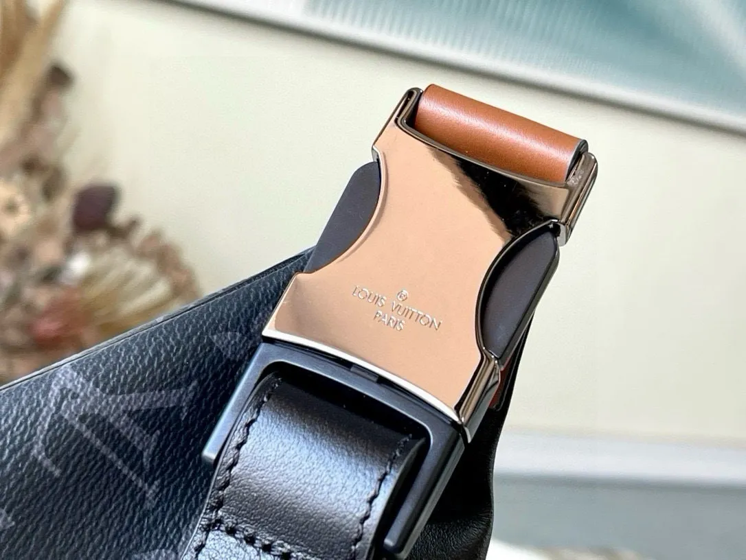 💰740 Top original order M45220 Bumbag presbyopic waist bag, a presbyopic waist bag that became popular all over the world when it was launched last year. The combination of the black flower black leather badge men's waist bag and chest bag is a classic that you will never tire of. It looks like a dumpling and looks cute and fashionable. It looks small but can be packed very well. It is both practical and stylish! Double zippered main compartment, adjustable waistband, and a fitted zippered pocket on the back. Dimensions: 37 x 14 x 13 cm