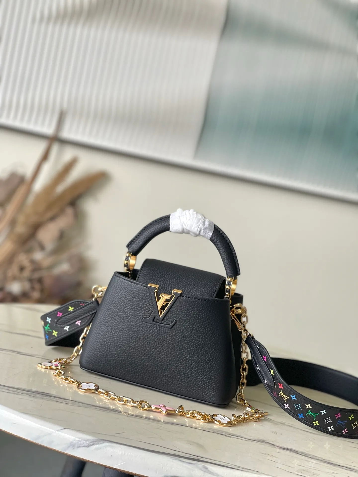 💰2340 Premium Original Leather M13878 Mini Black with Three Colors Reinterpreting this season’s signature in the light and charming Multi-color Monogram pattern with vibrant dots added to the strap and lining Size: 21 * 13.6 * 8 CM
