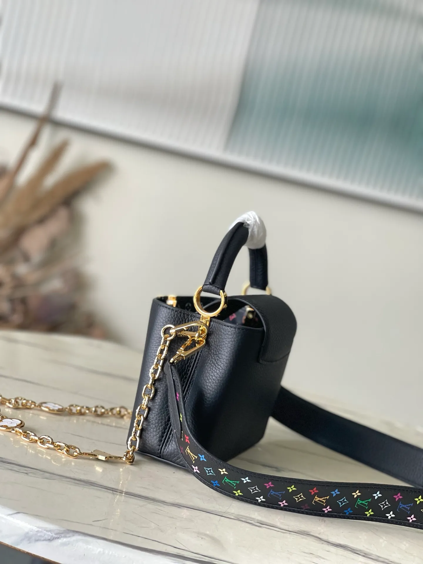 💰2340 Premium Original Leather M13878 Mini Black with Three Colors Reinterpreting this season’s signature in the light and charming Multi-color Monogram pattern with vibrant dots added to the strap and lining Size: 21 * 13.6 * 8 CM