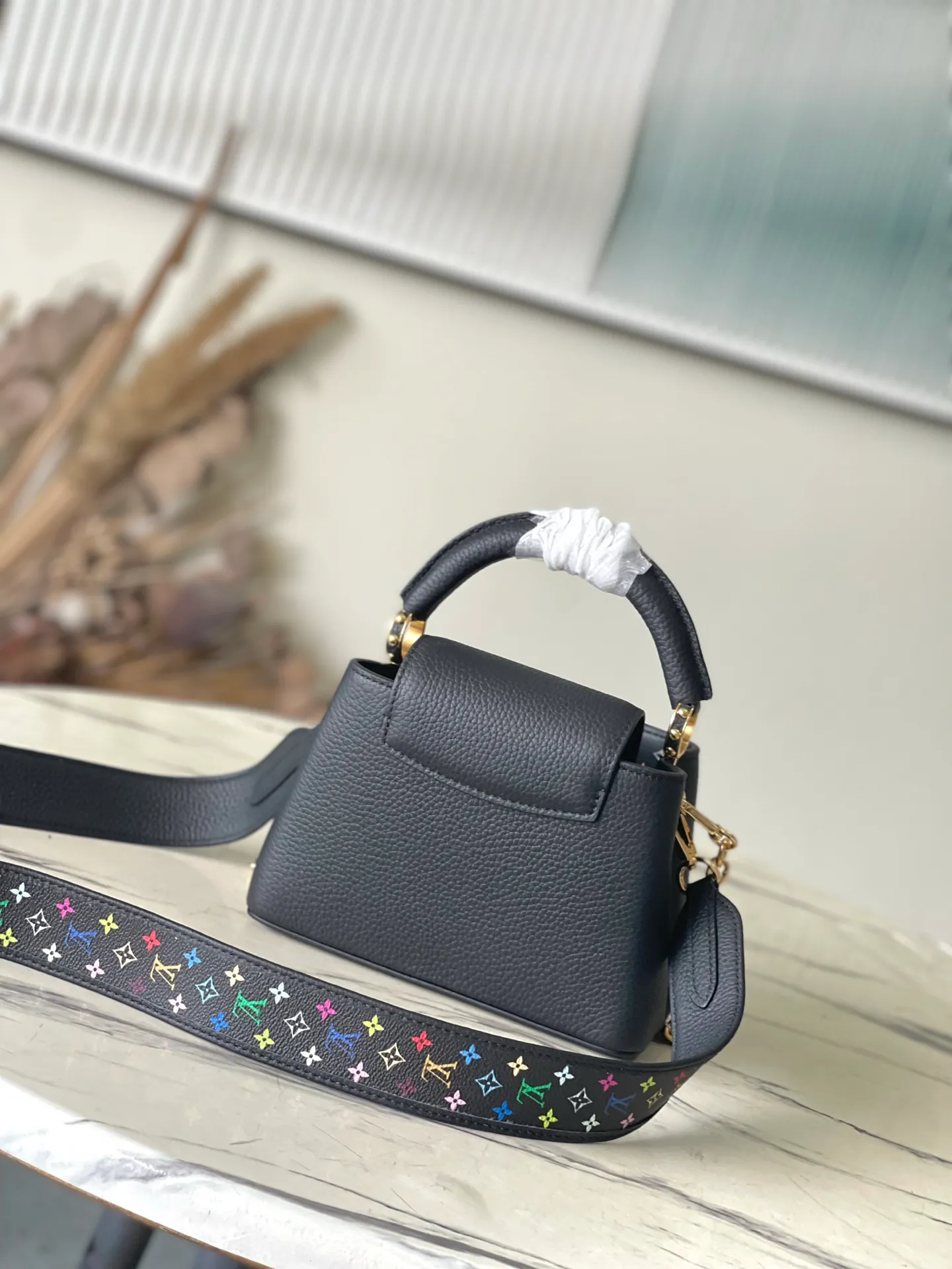💰2340 Premium Original Leather M13878 Mini Black with Three Colors Reinterpreting this season’s signature in the light and charming Multi-color Monogram pattern with vibrant dots added to the strap and lining Size: 21 * 13.6 * 8 CM