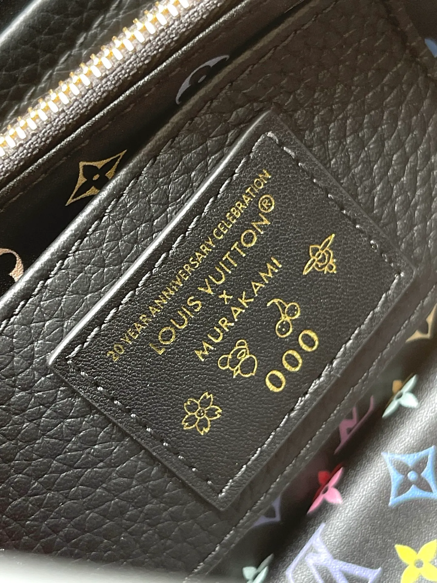 💰2340 Premium Original Leather M13878 Mini Black with Three Colors Reinterpreting this season’s signature in the light and charming Multi-color Monogram pattern with vibrant dots added to the strap and lining Size: 21 * 13.6 * 8 CM