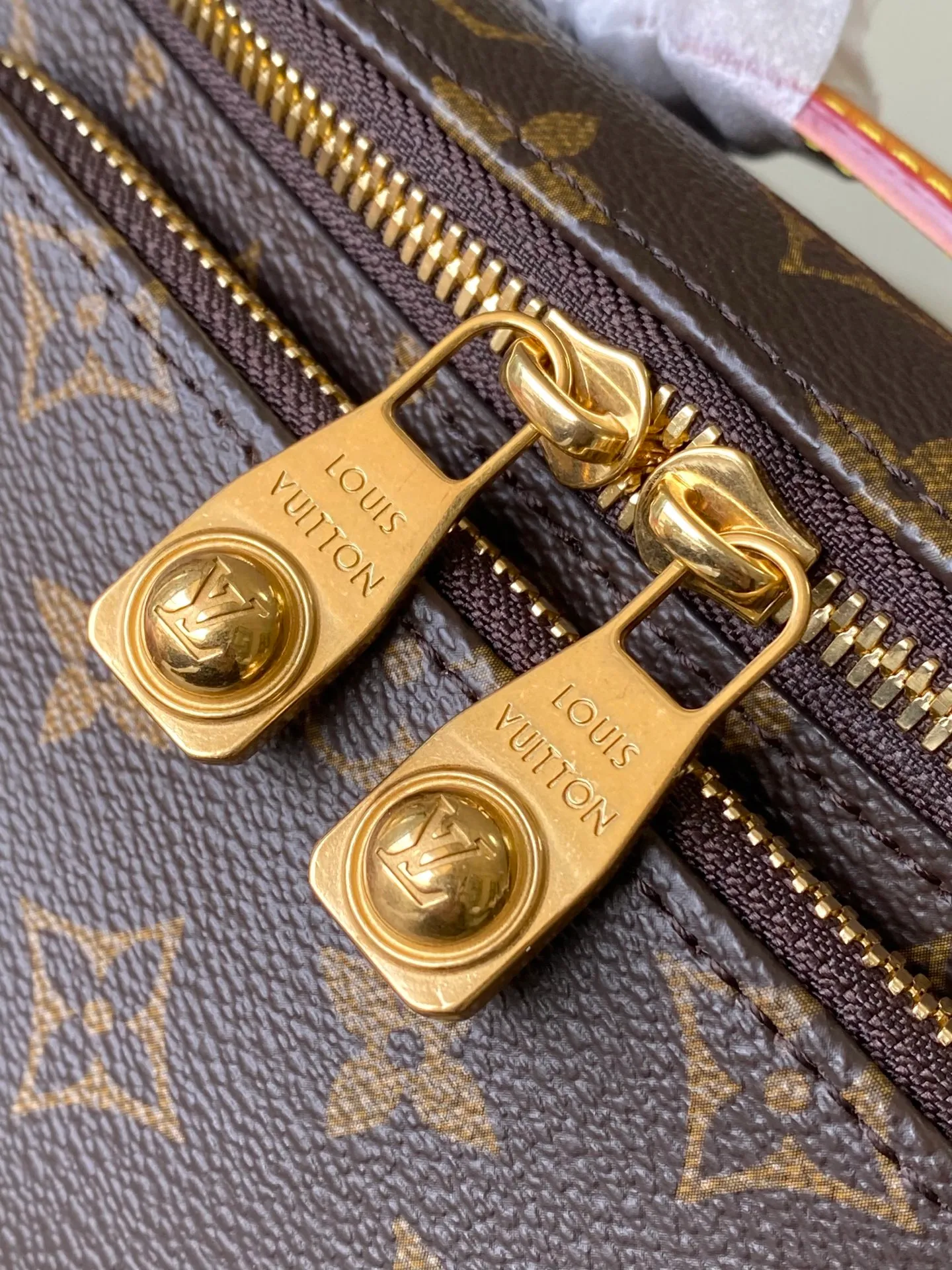 💰1000 Top Original Order M14019 This Rush waist bag is made of soft Monogram canvas, combining functional considerations with trendy style. A beaded zipper pull opens the zippered front pocket to securely store your phone, keys and cards. A zippered main compartment provides shelter for daily essentials, while an adjustable strap and top leather handle add carrying options. Dimensions: 30 × 15 × 8 cm