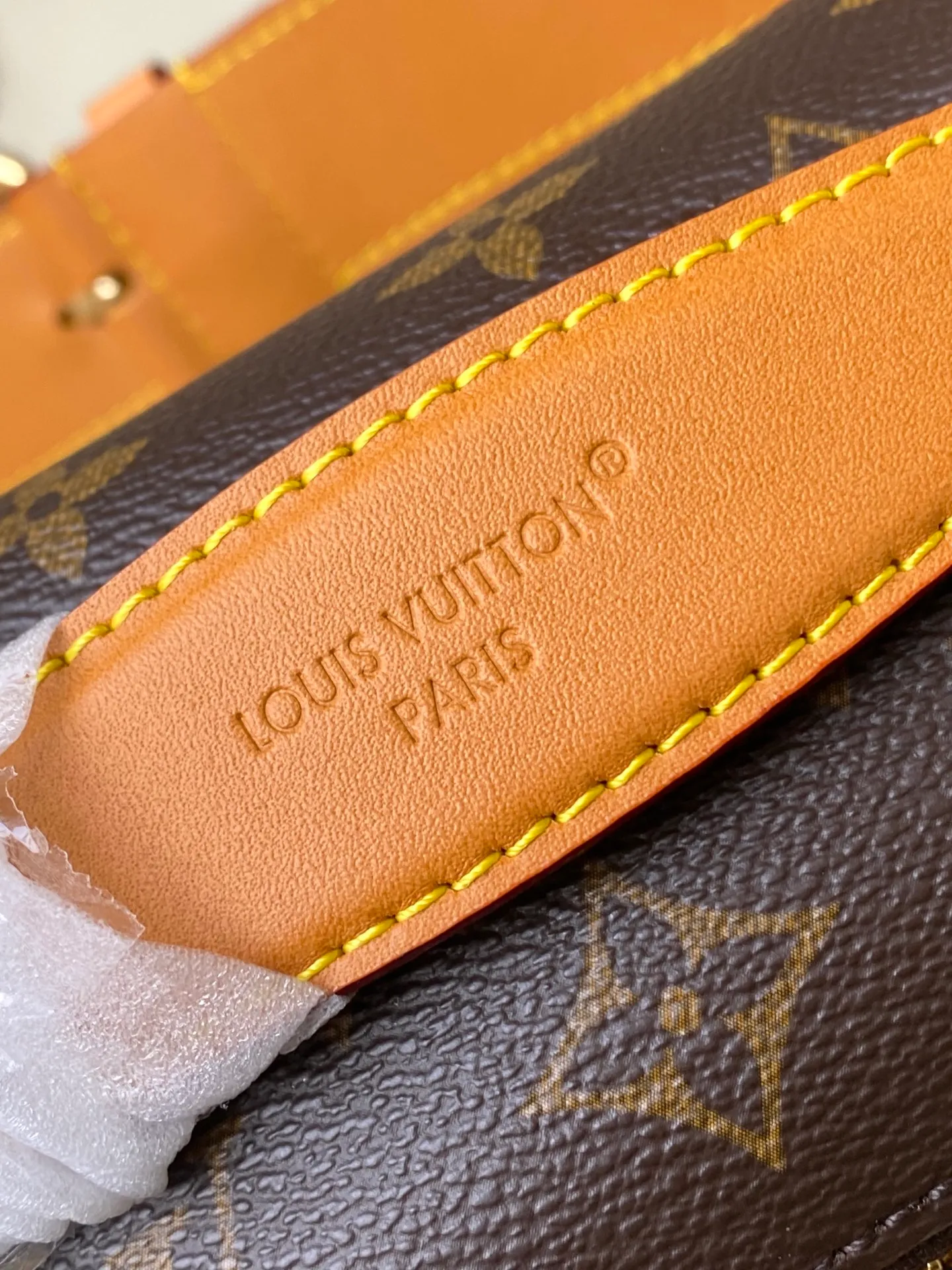 💰1000 Top Original Order M14019 This Rush waist bag is made of soft Monogram canvas, combining functional considerations with trendy style. A beaded zipper pull opens the zippered front pocket to securely store your phone, keys and cards. A zippered main compartment provides shelter for daily essentials, while an adjustable strap and top leather handle add carrying options. Dimensions: 30 × 15 × 8 cm