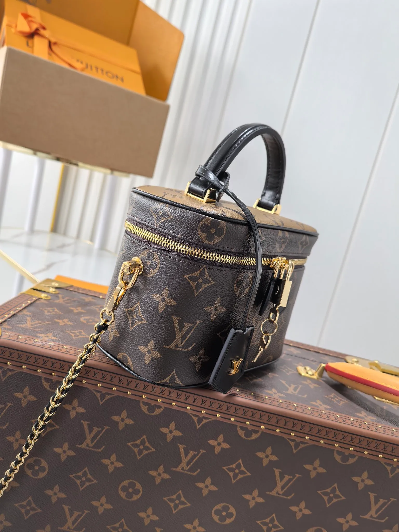 💰660💰Dynamic chip Top original order M45165 This VANITY small handbag 2020 spring and summer witnesses the contemporary music composed by Nicolas Ghesquitère for Louis Vuitton’s travel heritage. This urban handbag reinterprets the Nice cosmetic bag in Monogram and Monogram Reverse canvas. Whether carried by hand or worn on the shoulder or cross-body with the leather chain strap, the soft and lightweight design can be carried with you. Size:19x13x11cm