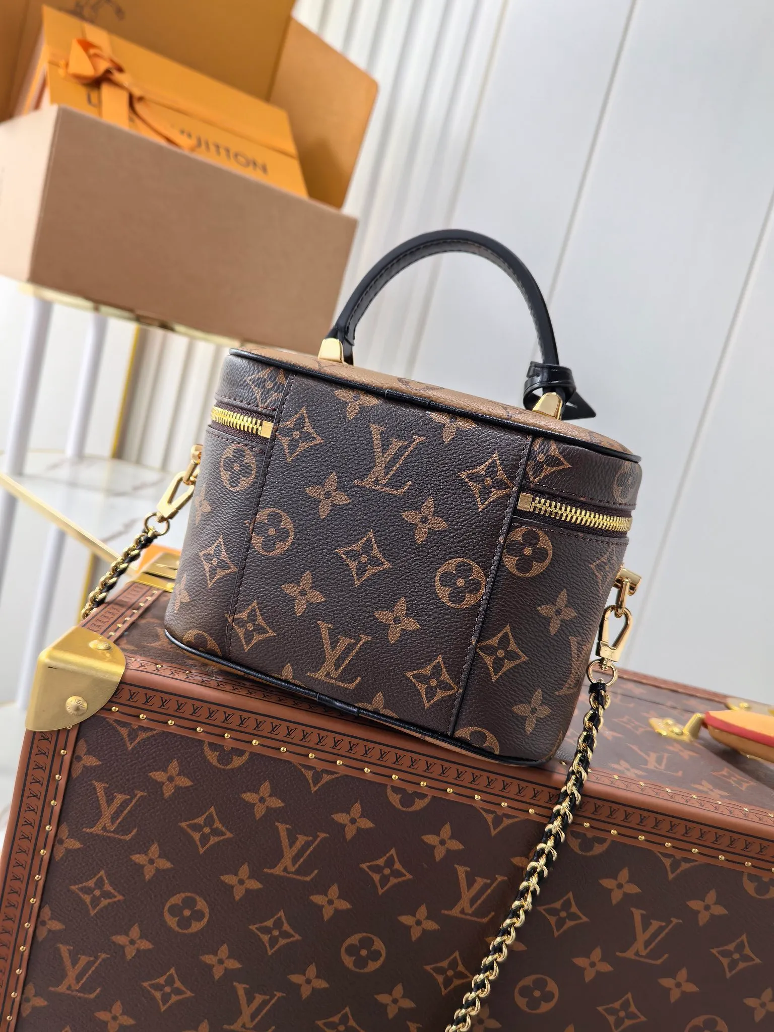 💰660💰Dynamic chip Top original order M45165 This VANITY small handbag 2020 spring and summer witnesses the contemporary music composed by Nicolas Ghesquitère for Louis Vuitton’s travel heritage. This urban handbag reinterprets the Nice cosmetic bag in Monogram and Monogram Reverse canvas. Whether carried by hand or worn on the shoulder or cross-body with the leather chain strap, the soft and lightweight design can be carried with you. Size:19x13x11cm