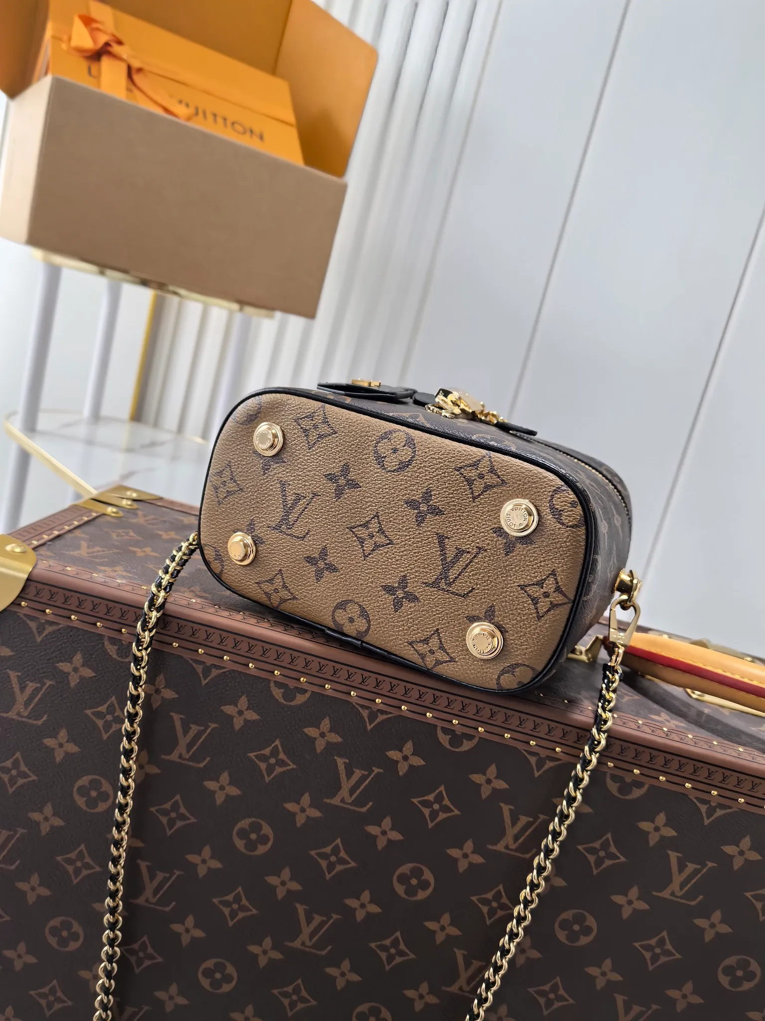 💰660💰Dynamic chip Top original order M45165 This VANITY small handbag 2020 spring and summer witnesses the contemporary music composed by Nicolas Ghesquitère for Louis Vuitton’s travel heritage. This urban handbag reinterprets the Nice cosmetic bag in Monogram and Monogram Reverse canvas. Whether carried by hand or worn on the shoulder or cross-body with the leather chain strap, the soft and lightweight design can be carried with you. Size:19x13x11cm