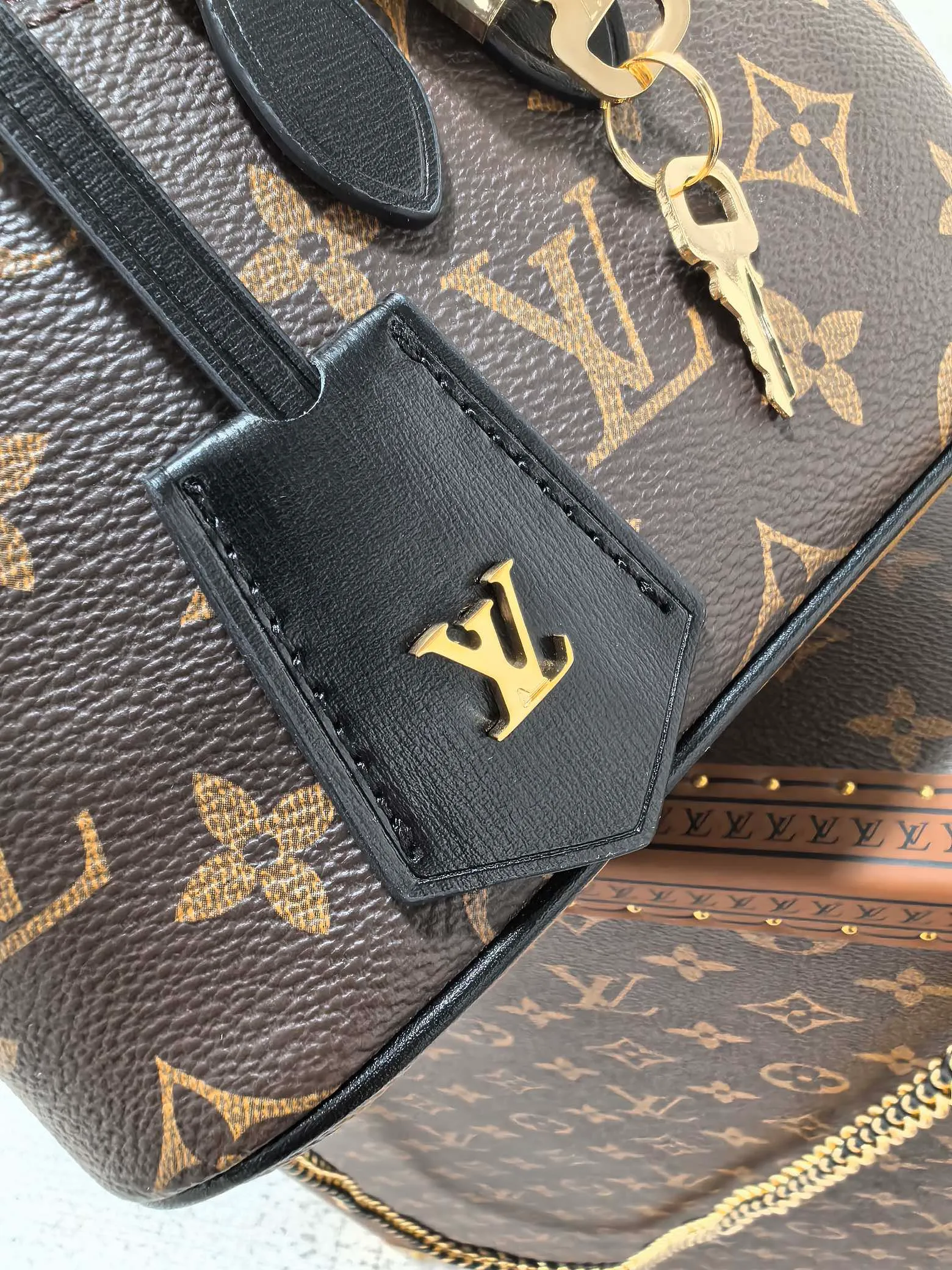 💰660💰Dynamic chip Top original order M45165 This VANITY small handbag 2020 spring and summer witnesses the contemporary music composed by Nicolas Ghesquitère for Louis Vuitton’s travel heritage. This urban handbag reinterprets the Nice cosmetic bag in Monogram and Monogram Reverse canvas. Whether carried by hand or worn on the shoulder or cross-body with the leather chain strap, the soft and lightweight design can be carried with you. Size:19x13x11cm
