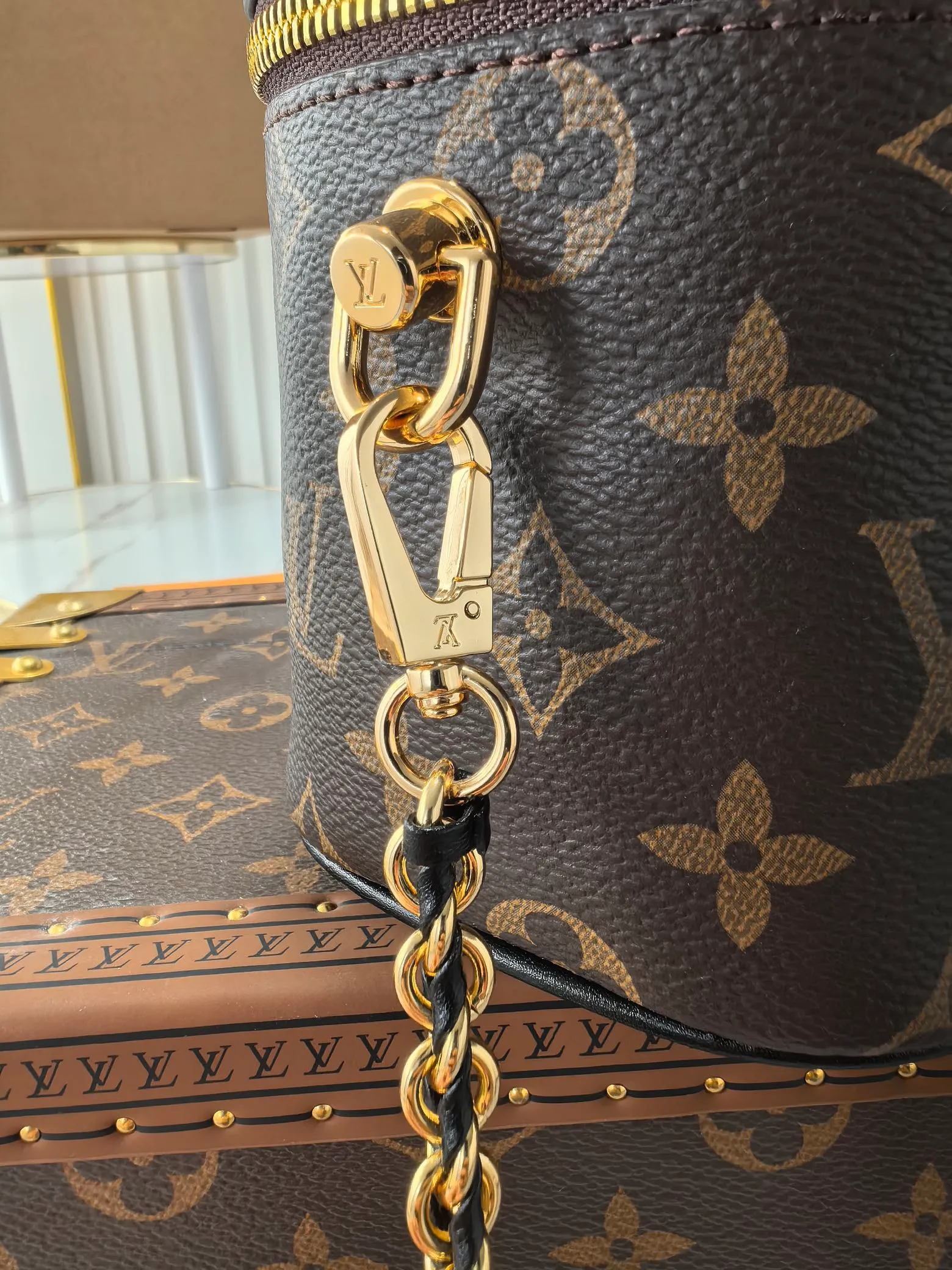 💰660💰Dynamic chip Top original order M45165 This VANITY small handbag 2020 spring and summer witnesses the contemporary music composed by Nicolas Ghesquitère for Louis Vuitton’s travel heritage. This urban handbag reinterprets the Nice cosmetic bag in Monogram and Monogram Reverse canvas. Whether carried by hand or worn on the shoulder or cross-body with the leather chain strap, the soft and lightweight design can be carried with you. Size:19x13x11cm