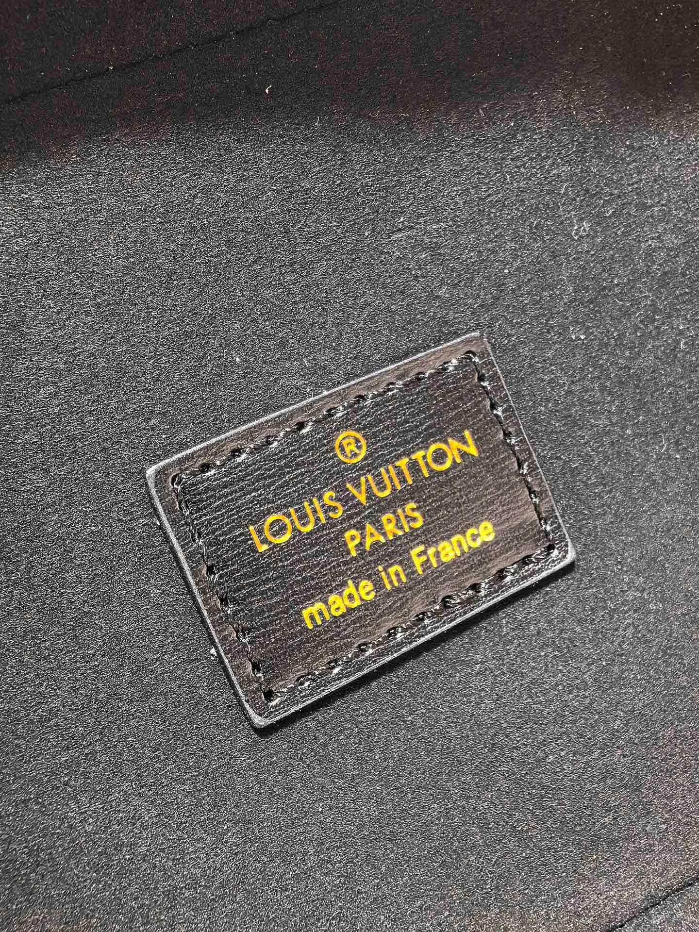 💰660💰Dynamic chip Top original order M45165 This VANITY small handbag 2020 spring and summer witnesses the contemporary music composed by Nicolas Ghesquitère for Louis Vuitton’s travel heritage. This urban handbag reinterprets the Nice cosmetic bag in Monogram and Monogram Reverse canvas. Whether carried by hand or worn on the shoulder or cross-body with the leather chain strap, the soft and lightweight design can be carried with you. Size:19x13x11cm
