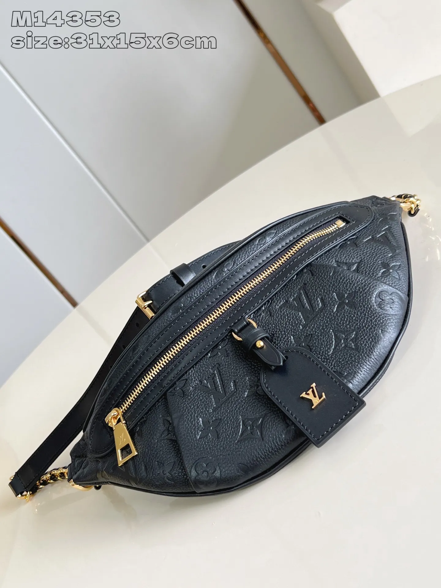 💰920 (top-grain leather) top-quality original replica ✨M14353 black This unique High Rise waist bag is reinterpreted in the iconic Monogram Empreinte leather this season. Just like the original design, this PM style has a practical design with adjustable length straps and is large enough to hold everyday essentials. The belt bag is embellished with gold-tone hardware and has a detachable decorative luggage tag that pays homage to the brand's trunk-making heritage and can be worn cross-body or as a belt. 31 x 15 x 6 cm