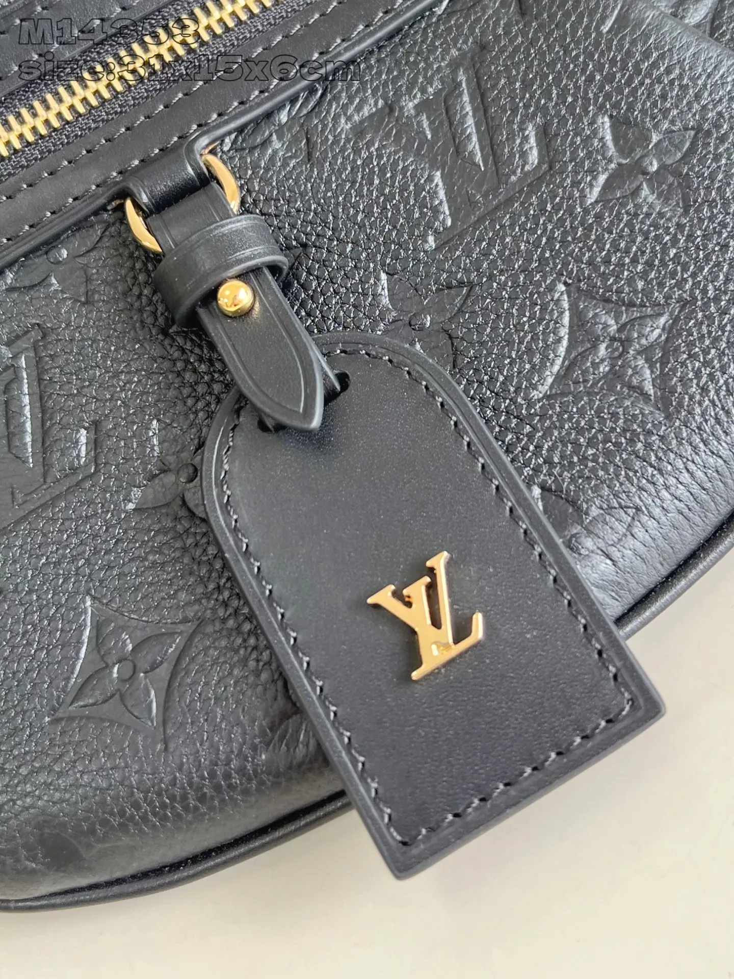 💰920 (top-grain leather) top-quality original replica ✨M14353 black This unique High Rise waist bag is reinterpreted in the iconic Monogram Empreinte leather this season. Just like the original design, this PM style has a practical design with adjustable length straps and is large enough to hold everyday essentials. The belt bag is embellished with gold-tone hardware and has a detachable decorative luggage tag that pays homage to the brand's trunk-making heritage and can be worn cross-body or as a belt. 31 x 15 x 6 cm