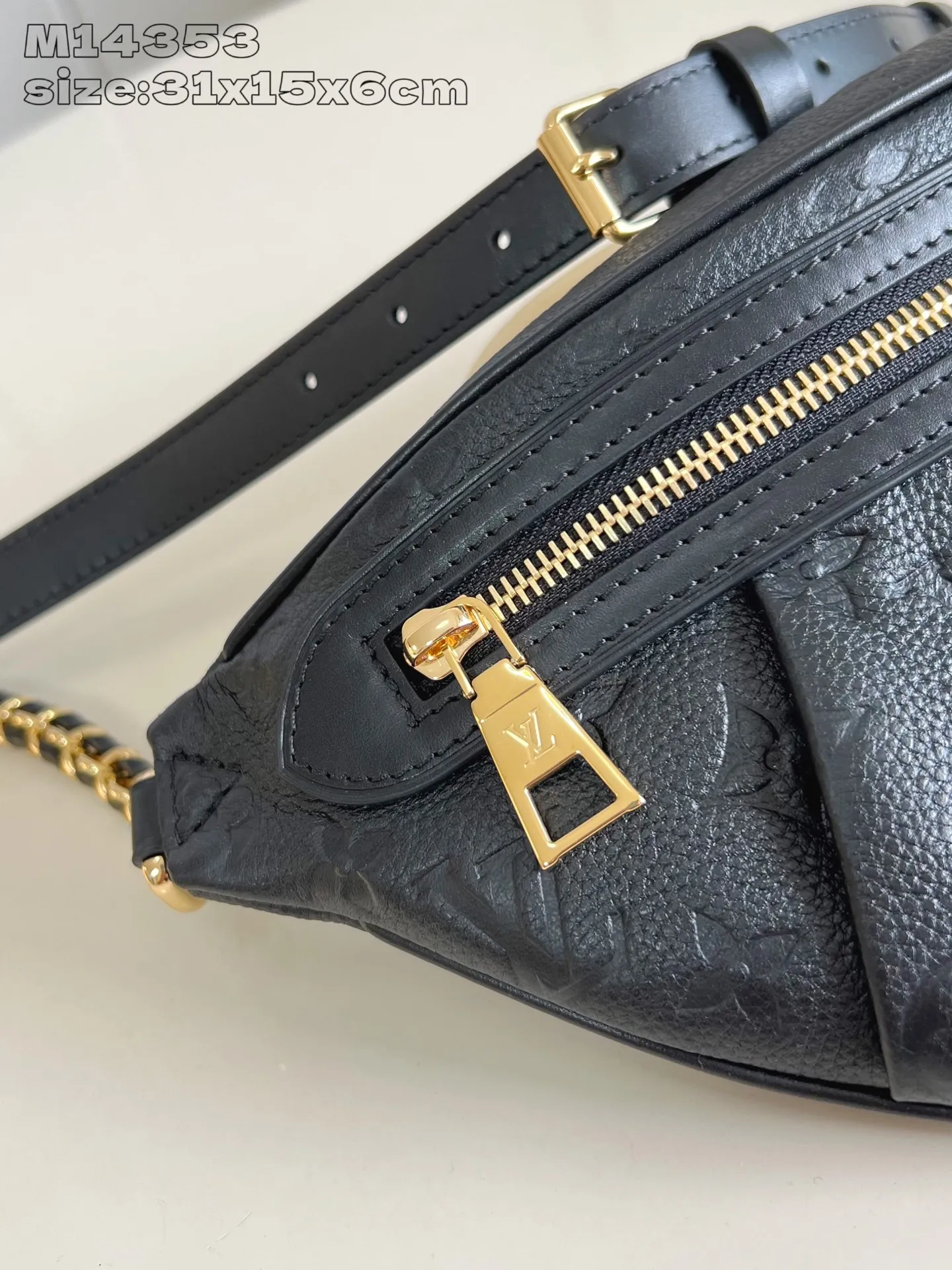 💰920 (top-grain leather) top-quality original replica ✨M14353 black This unique High Rise waist bag is reinterpreted in the iconic Monogram Empreinte leather this season. Just like the original design, this PM style has a practical design with adjustable length straps and is large enough to hold everyday essentials. The belt bag is embellished with gold-tone hardware and has a detachable decorative luggage tag that pays homage to the brand's trunk-making heritage and can be worn cross-body or as a belt. 31 x 15 x 6 cm