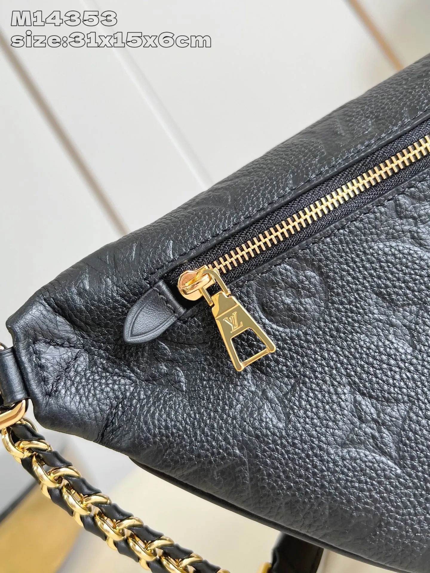 💰920 (top-grain leather) top-quality original replica ✨M14353 black This unique High Rise waist bag is reinterpreted in the iconic Monogram Empreinte leather this season. Just like the original design, this PM style has a practical design with adjustable length straps and is large enough to hold everyday essentials. The belt bag is embellished with gold-tone hardware and has a detachable decorative luggage tag that pays homage to the brand's trunk-making heritage and can be worn cross-body or as a belt. 31 x 15 x 6 cm