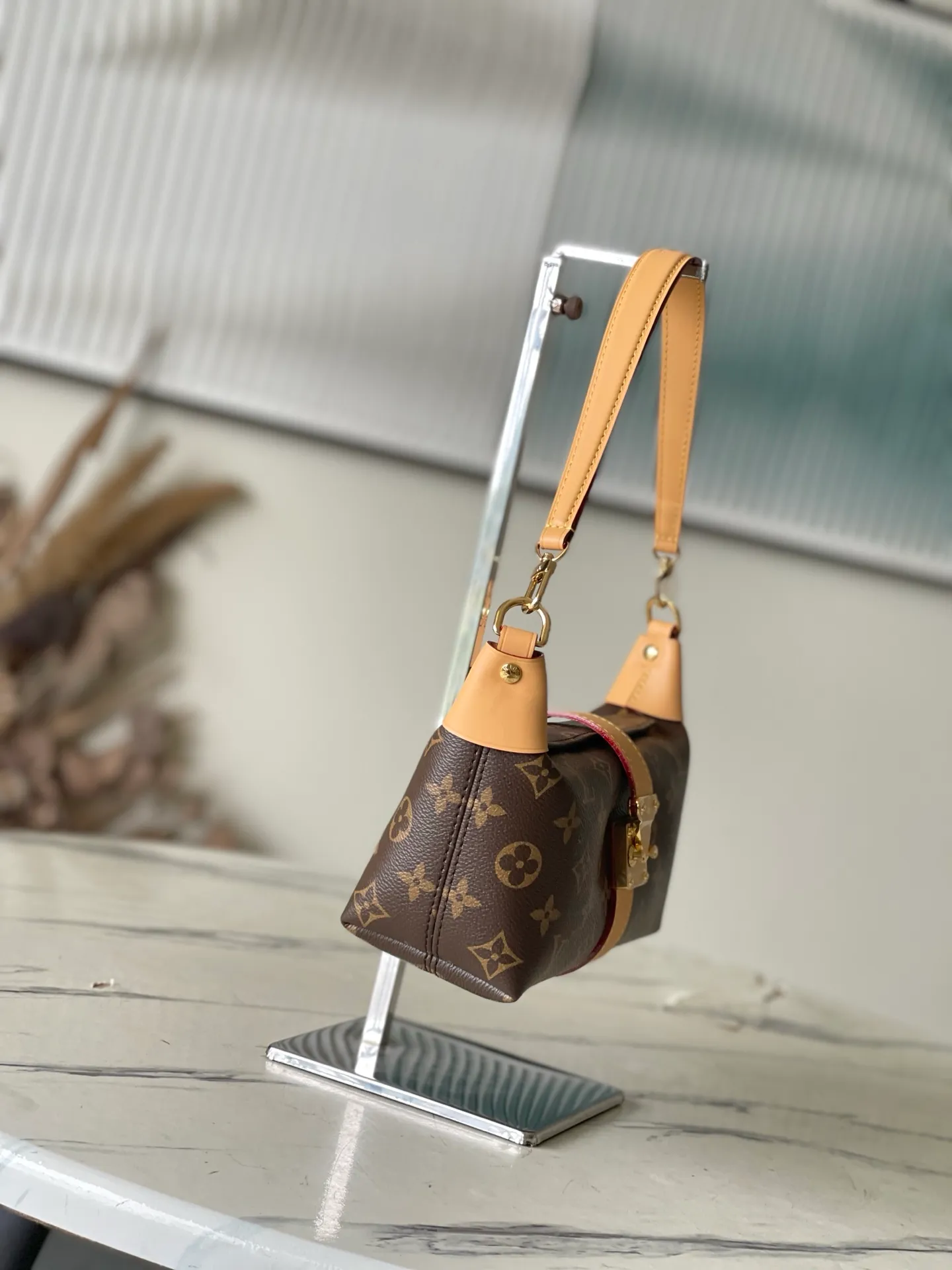 💰860 Top Original M26191 This Pochette Mia handbag is from the Monogram series. The Monogram canvas body is integrated with cow leather trim, and the S-lock buckle highlights the brand identity. Just the right size to easily store your daily needs, making it a sophisticated choice for day and night travel. Suitable for shoulder or hand carry. Dimensions: 14.5 x 8 x 22 cm (H x W x Length)
