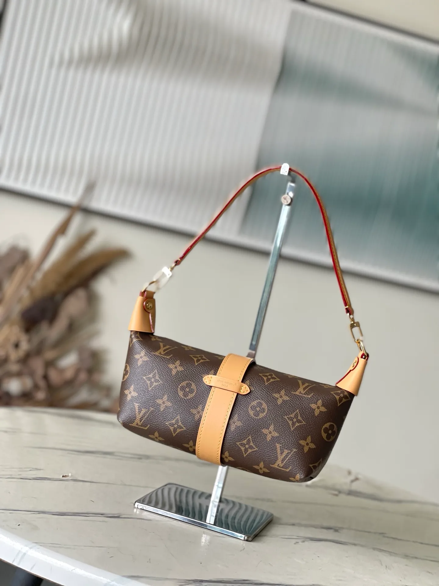 💰860 Top Original M26191 This Pochette Mia handbag is from the Monogram series. The Monogram canvas body is integrated with cow leather trim, and the S-lock buckle highlights the brand identity. Just the right size to easily store your daily needs, making it a sophisticated choice for day and night travel. Suitable for shoulder or hand carry. Dimensions: 14.5 x 8 x 22 cm (H x W x Length)