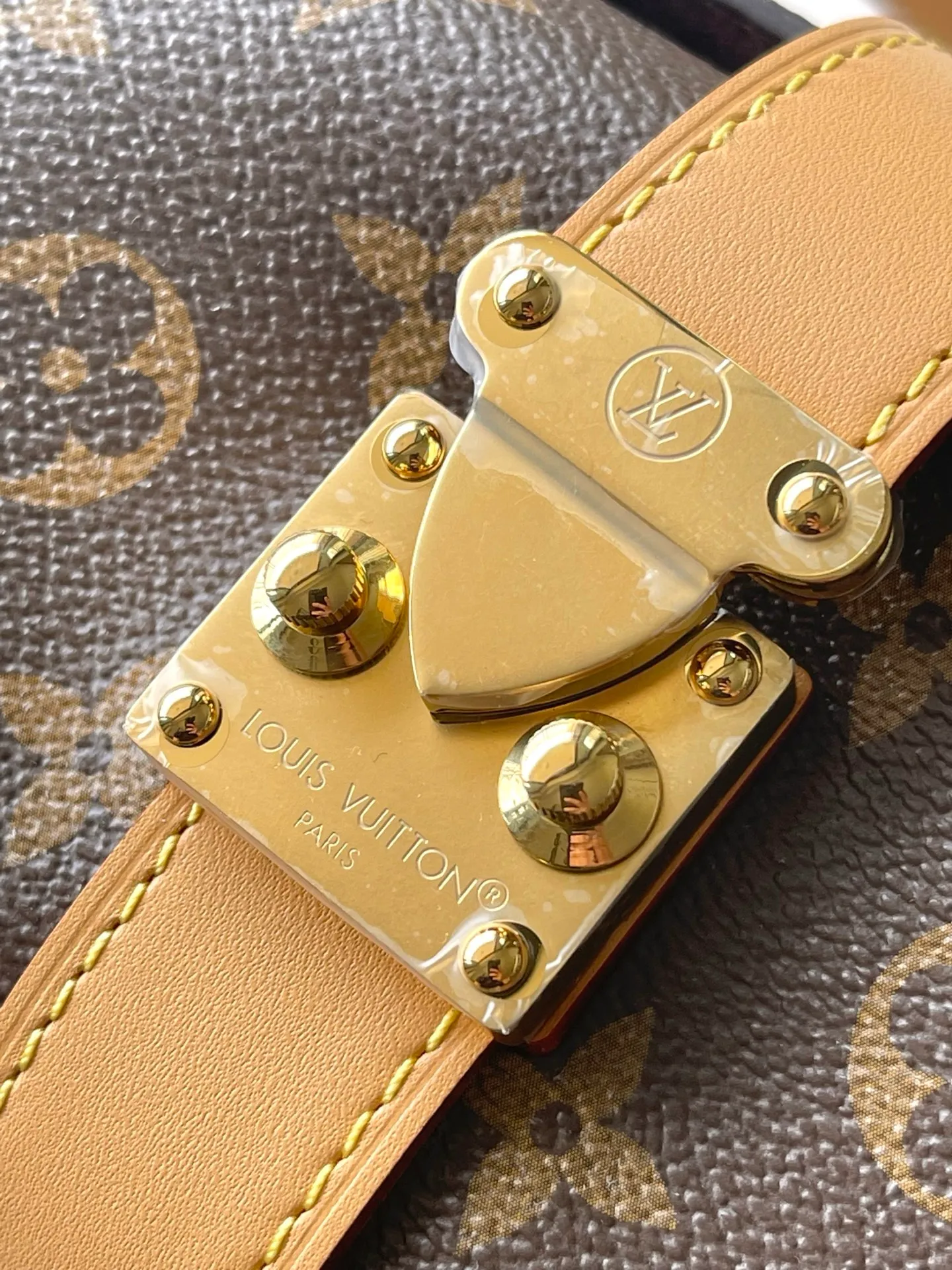 💰860 Top Original M26191 This Pochette Mia handbag is from the Monogram series. The Monogram canvas body is integrated with cow leather trim, and the S-lock buckle highlights the brand identity. Just the right size to easily store your daily needs, making it a sophisticated choice for day and night travel. Suitable for shoulder or hand carry. Dimensions: 14.5 x 8 x 22 cm (H x W x Length)