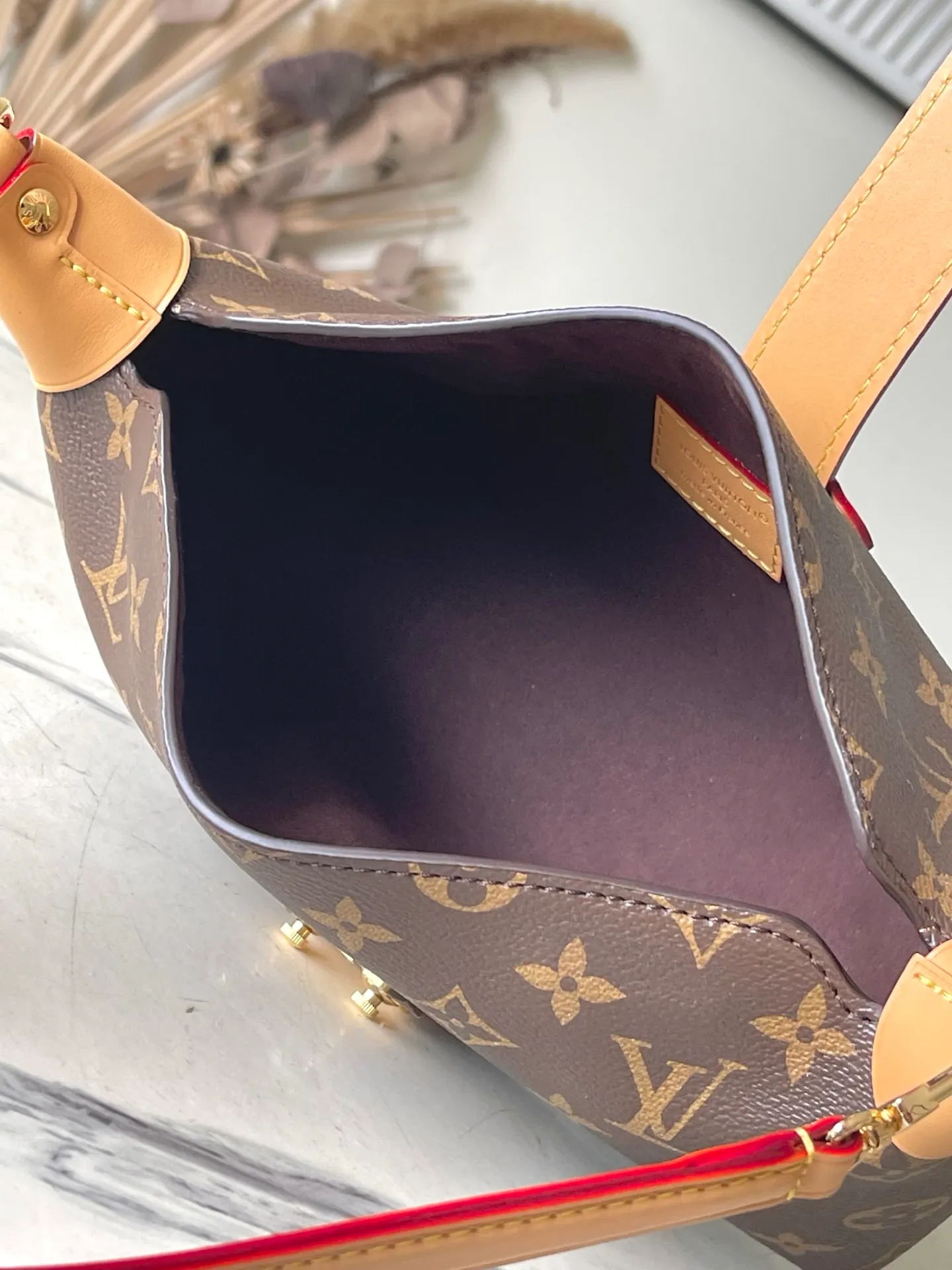💰860 Top Original M26191 This Pochette Mia handbag is from the Monogram series. The Monogram canvas body is integrated with cow leather trim, and the S-lock buckle highlights the brand identity. Just the right size to easily store your daily needs, making it a sophisticated choice for day and night travel. Suitable for shoulder or hand carry. Dimensions: 14.5 x 8 x 22 cm (H x W x Length)