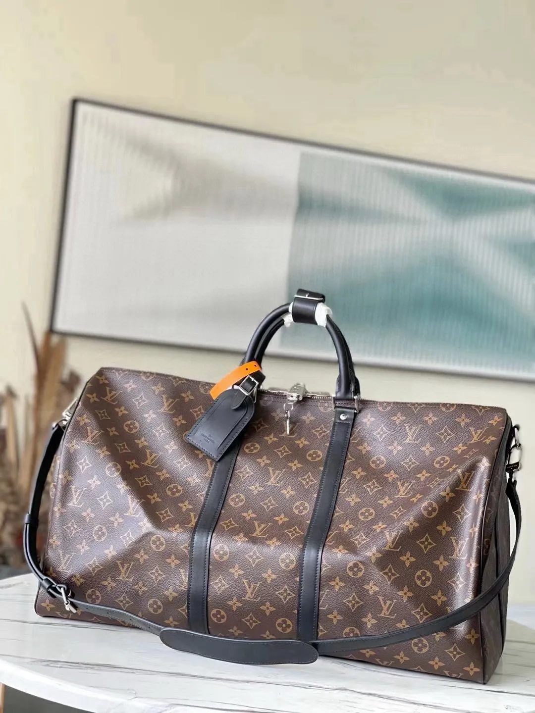 💰1040 (55 size) top original order M56714 presbyopic black leather, spacious capacity, flexible use. Durable, safe and reliable. Fashionable style, mature and stable. Features a secure double zipper and padlock, making it perfect for business or pleasure. Dimensions: 55 × 31 × 26 cm