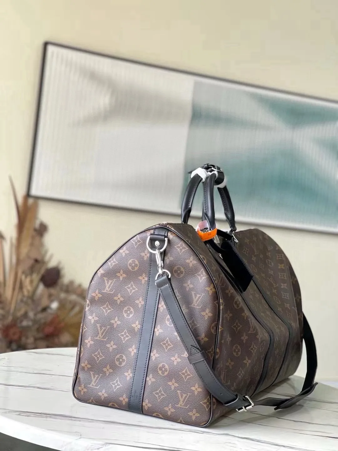 💰1040 (55 size) top original order M56714 presbyopic black leather, spacious capacity, flexible use. Durable, safe and reliable. Fashionable style, mature and stable. Features a secure double zipper and padlock, making it perfect for business or pleasure. Dimensions: 55 × 31 × 26 cm