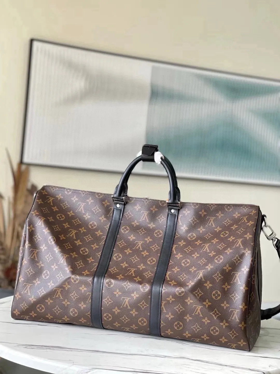 💰1040 (55 size) top original order M56714 presbyopic black leather, spacious capacity, flexible use. Durable, safe and reliable. Fashionable style, mature and stable. Features a secure double zipper and padlock, making it perfect for business or pleasure. Dimensions: 55 × 31 × 26 cm