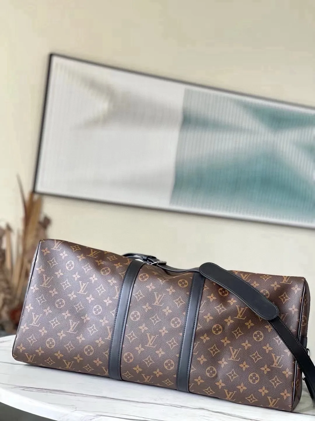 💰1040 (55 size) top original order M56714 presbyopic black leather, spacious capacity, flexible use. Durable, safe and reliable. Fashionable style, mature and stable. Features a secure double zipper and padlock, making it perfect for business or pleasure. Dimensions: 55 × 31 × 26 cm