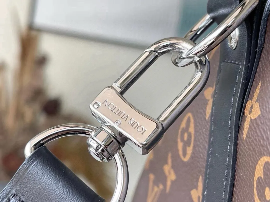 💰1040 (55 size) top original order M56714 presbyopic black leather, spacious capacity, flexible use. Durable, safe and reliable. Fashionable style, mature and stable. Features a secure double zipper and padlock, making it perfect for business or pleasure. Dimensions: 55 × 31 × 26 cm