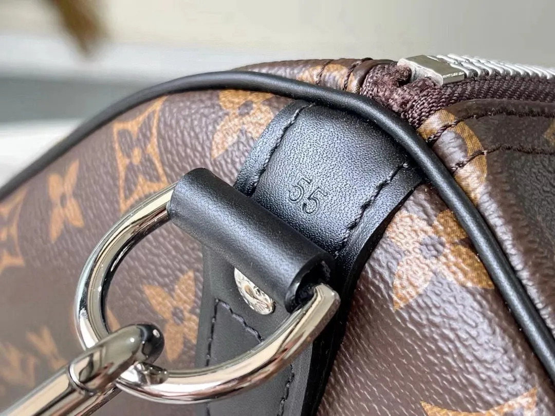 💰1040 (55 size) top original order M56714 presbyopic black leather, spacious capacity, flexible use. Durable, safe and reliable. Fashionable style, mature and stable. Features a secure double zipper and padlock, making it perfect for business or pleasure. Dimensions: 55 × 31 × 26 cm