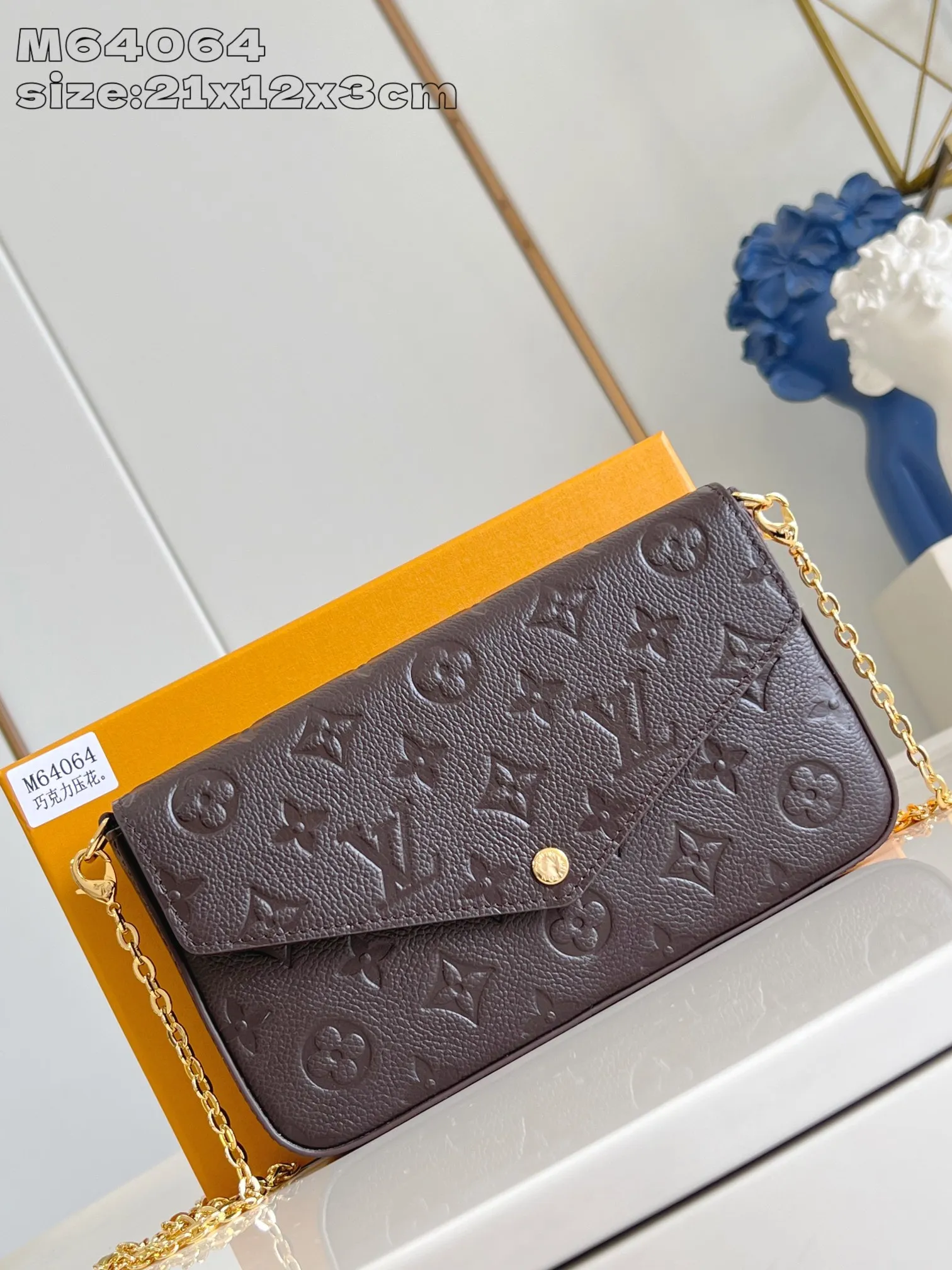💰740 (top layer leather) top quality original item [Exclusive real shot M64064 chocolate embossed] M14193 Pochette Félicie chain bag is made of Monogram Empreinte leather, with subtle embossing to present Louis Vuitton's classic Monogram pattern. The envelope-style construction offers ample interior space, and includes a removable zippered pocket and card compartment. Attach the chain to explore more modern carrying options. 21 x 12 x 3 cm (length x height x width)