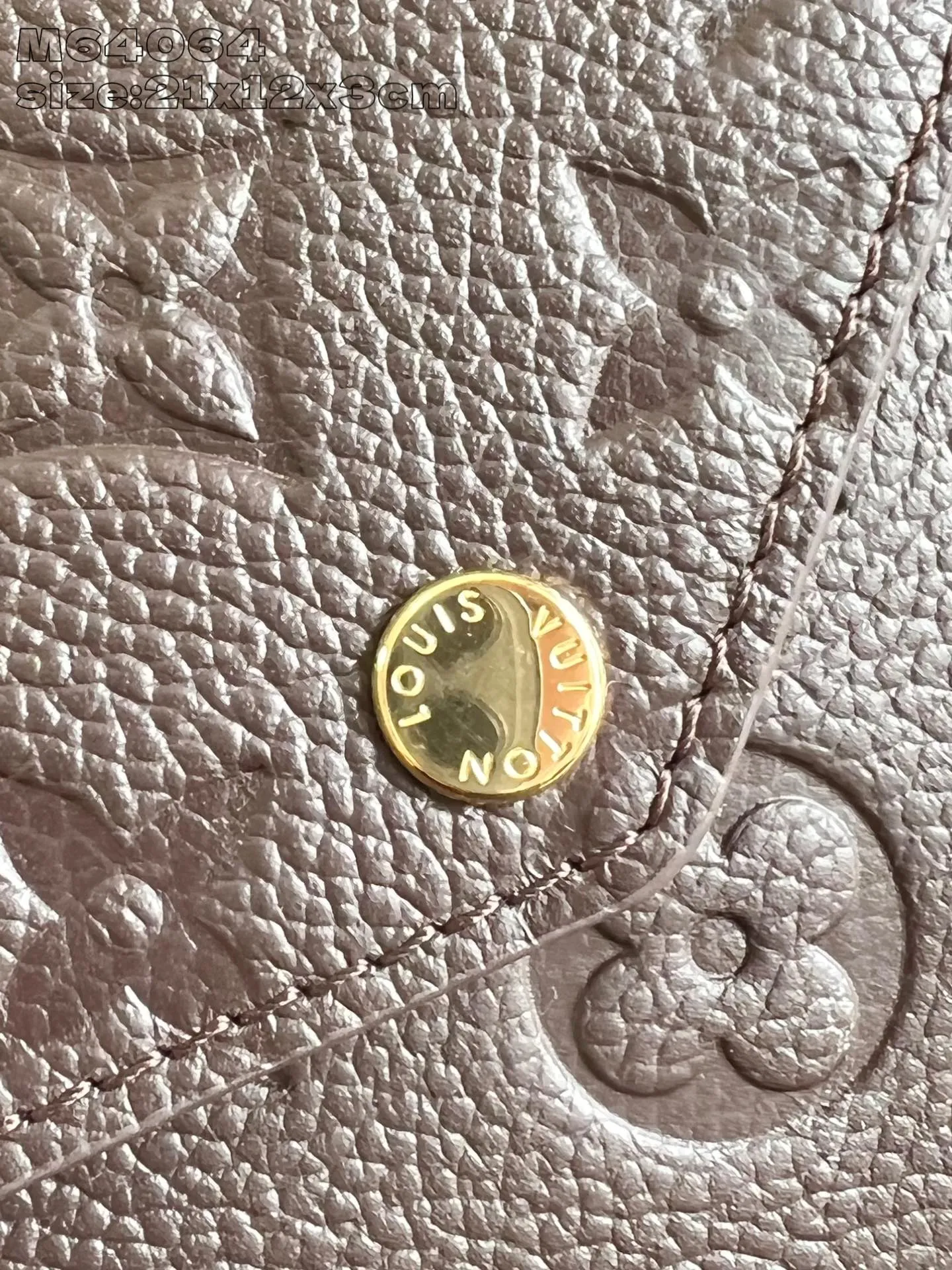 💰740 (top layer leather) top quality original item [Exclusive real shot M64064 chocolate embossed] M14193 Pochette Félicie chain bag is made of Monogram Empreinte leather, with subtle embossing to present Louis Vuitton's classic Monogram pattern. The envelope-style construction offers ample interior space, and includes a removable zippered pocket and card compartment. Attach the chain to explore more modern carrying options. 21 x 12 x 3 cm (length x height x width)