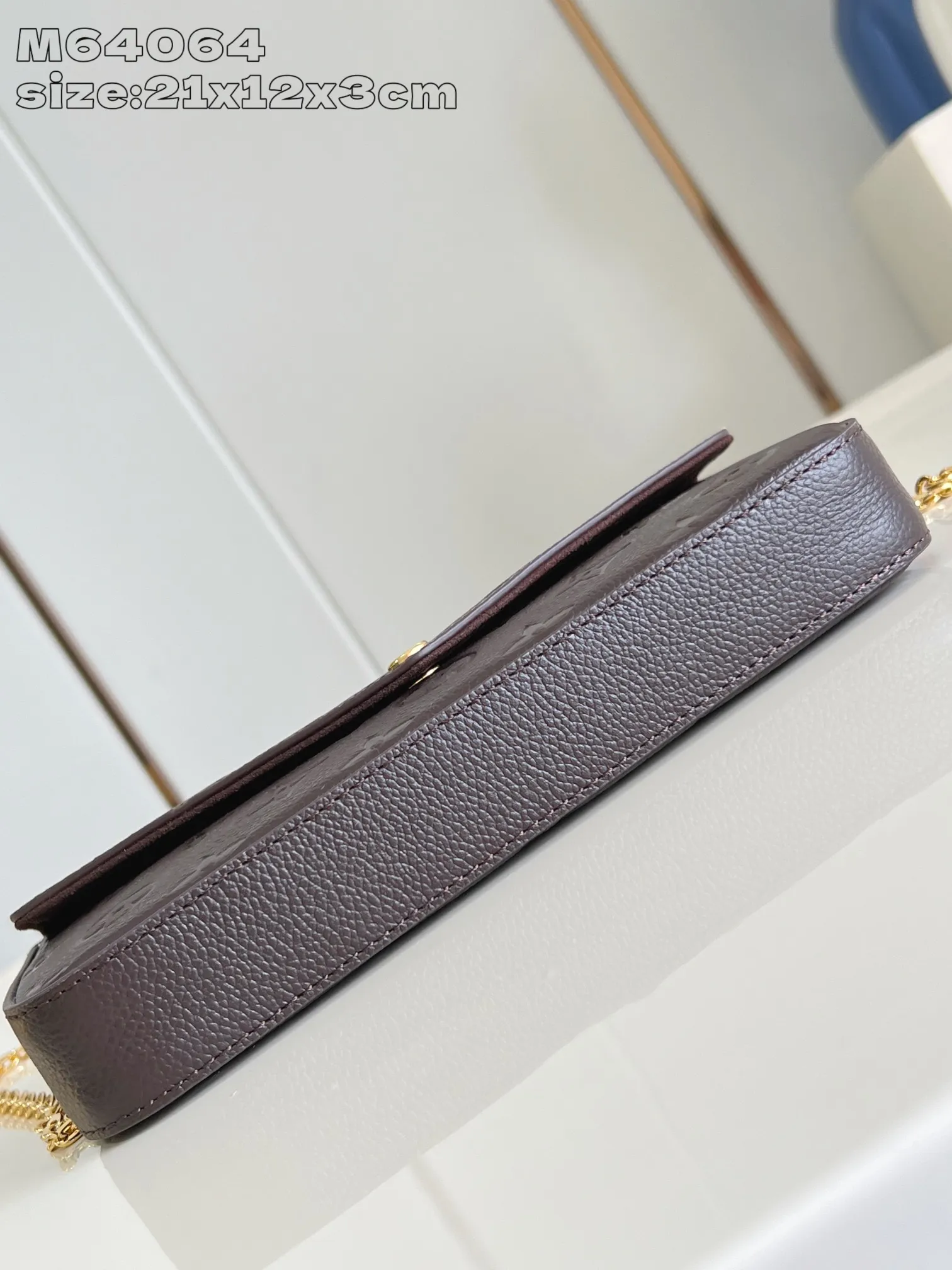 💰740 (top layer leather) top quality original item [Exclusive real shot M64064 chocolate embossed] M14193 Pochette Félicie chain bag is made of Monogram Empreinte leather, with subtle embossing to present Louis Vuitton's classic Monogram pattern. The envelope-style construction offers ample interior space, and includes a removable zippered pocket and card compartment. Attach the chain to explore more modern carrying options. 21 x 12 x 3 cm (length x height x width)