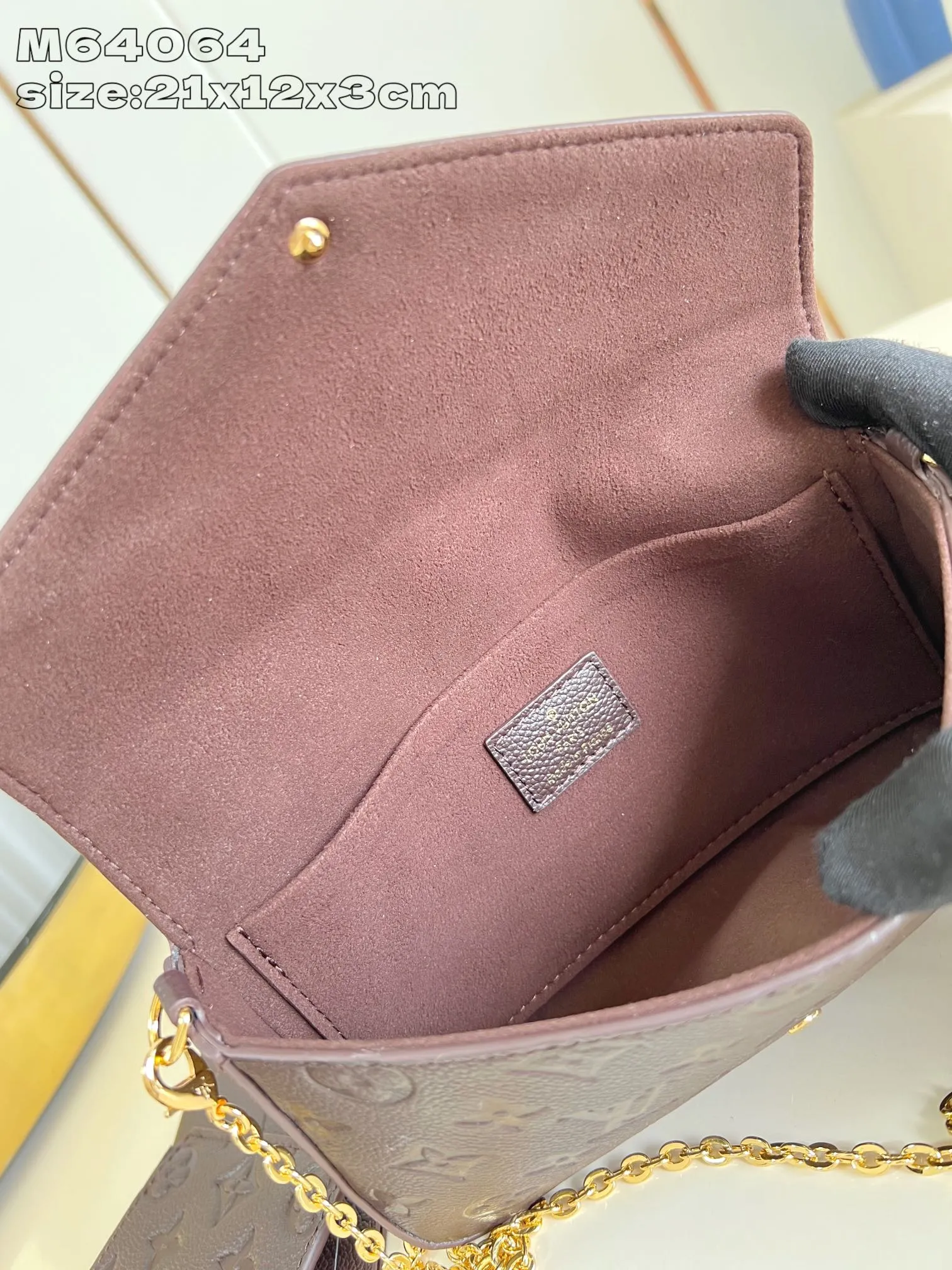 💰740 (top layer leather) top quality original item [Exclusive real shot M64064 chocolate embossed] M14193 Pochette Félicie chain bag is made of Monogram Empreinte leather, with subtle embossing to present Louis Vuitton's classic Monogram pattern. The envelope-style construction offers ample interior space, and includes a removable zippered pocket and card compartment. Attach the chain to explore more modern carrying options. 21 x 12 x 3 cm (length x height x width)