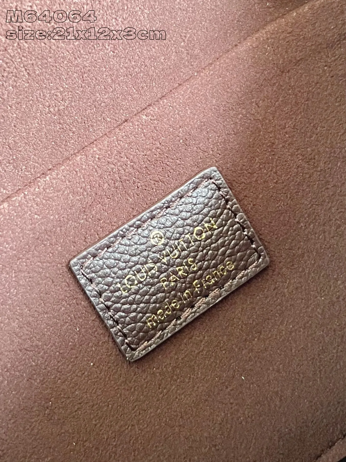 💰740 (top layer leather) top quality original item [Exclusive real shot M64064 chocolate embossed] M14193 Pochette Félicie chain bag is made of Monogram Empreinte leather, with subtle embossing to present Louis Vuitton's classic Monogram pattern. The envelope-style construction offers ample interior space, and includes a removable zippered pocket and card compartment. Attach the chain to explore more modern carrying options. 21 x 12 x 3 cm (length x height x width)