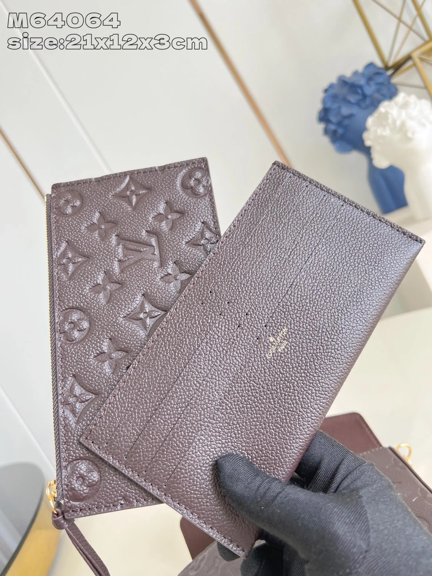 💰740 (top layer leather) top quality original item [Exclusive real shot M64064 chocolate embossed] M14193 Pochette Félicie chain bag is made of Monogram Empreinte leather, with subtle embossing to present Louis Vuitton's classic Monogram pattern. The envelope-style construction offers ample interior space, and includes a removable zippered pocket and card compartment. Attach the chain to explore more modern carrying options. 21 x 12 x 3 cm (length x height x width)