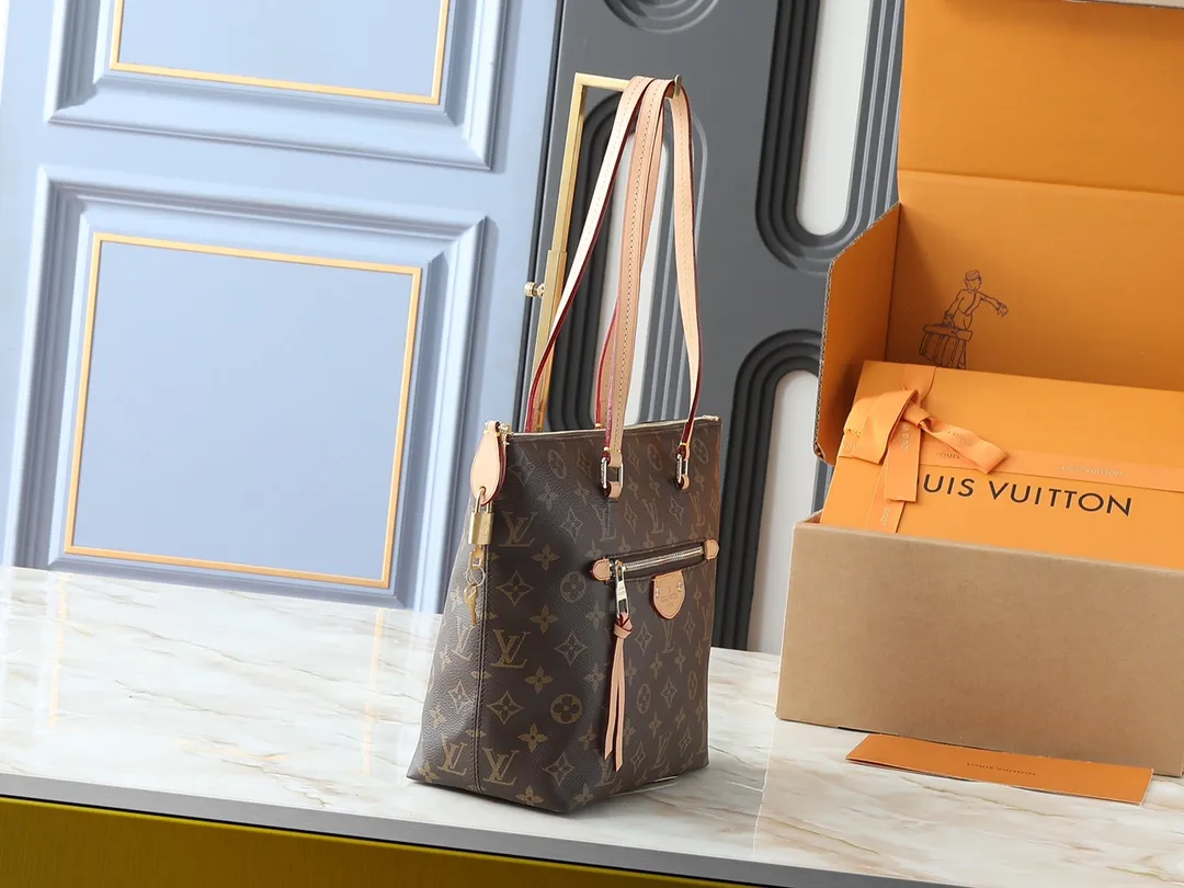 💰Large 140, small 260💰Upgraded original IENA MM handbag 41013 coffee 40040 white grid 42267 presbyopia 42268 The epitome of casual fashion The perfect daily companion for women Perfect functionality and unique elegance Will definitely become your best friend Microfiber lining & tree lamb leather decoration Front zipper layer Shiny gold metal plate decorated cowhide pull tag The quality is as real as the photo Pure copper carved hardware with first-layer cowhide. Size: large 42/27/17, small 35/23/13