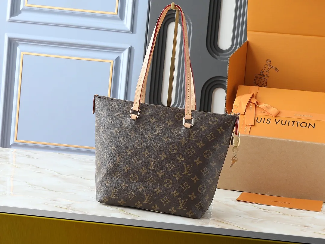 💰Large 140, small 260💰Upgraded original IENA MM handbag 41013 coffee 40040 white grid 42267 presbyopia 42268 The epitome of casual fashion The perfect daily companion for women Perfect functionality and unique elegance Will definitely become your best friend Microfiber lining & tree lamb leather decoration Front zipper layer Shiny gold metal plate decorated cowhide pull tag The quality is as real as the photo Pure copper carved hardware with first-layer cowhide. Size: large 42/27/17, small 35/23/13