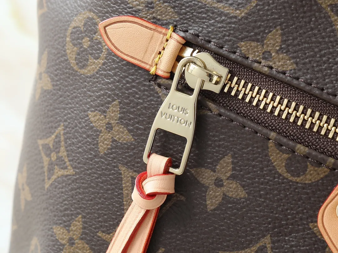 💰Large 140, small 260💰Upgraded original IENA MM handbag 41013 coffee 40040 white grid 42267 presbyopia 42268 The epitome of casual fashion The perfect daily companion for women Perfect functionality and unique elegance Will definitely become your best friend Microfiber lining & tree lamb leather decoration Front zipper layer Shiny gold metal plate decorated cowhide pull tag The quality is as real as the photo Pure copper carved hardware with first-layer cowhide. Size: large 42/27/17, small 35/23/13