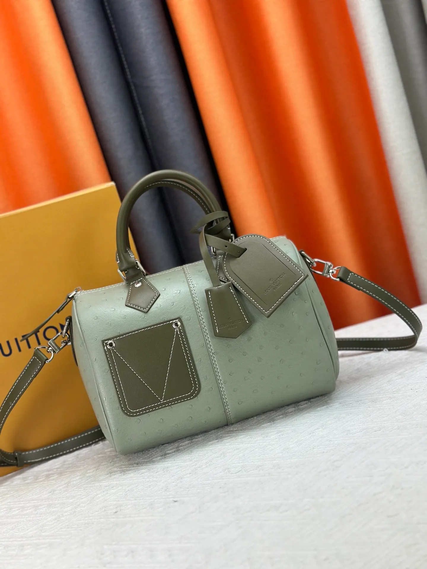 P300 Upgraded original M24420 M24441 M24424 This model has ostrich leather pattern. The Speedy Bandoulière 25 Monogram Leather handbag is made of soft cow leather and uses Monogram pattern to reproduce the elegant look and feel of canvas printing. Dazzling metal hardware, sheepskin lining and nameplate all reflect Creative Director Pharrell Williams' relentless attention to detail. 25x15x15cm (length x height x width)