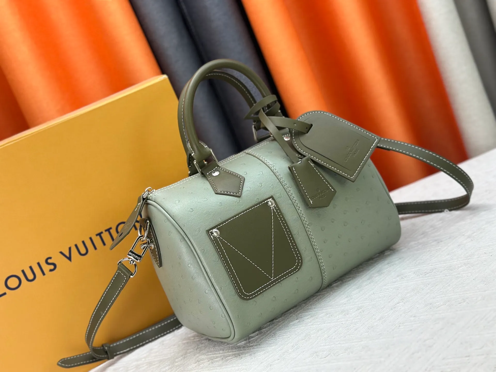 P300 Upgraded original M24420 M24441 M24424 This model has ostrich leather pattern. The Speedy Bandoulière 25 Monogram Leather handbag is made of soft cow leather and uses Monogram pattern to reproduce the elegant look and feel of canvas printing. Dazzling metal hardware, sheepskin lining and nameplate all reflect Creative Director Pharrell Williams' relentless attention to detail. 25x15x15cm (length x height x width)