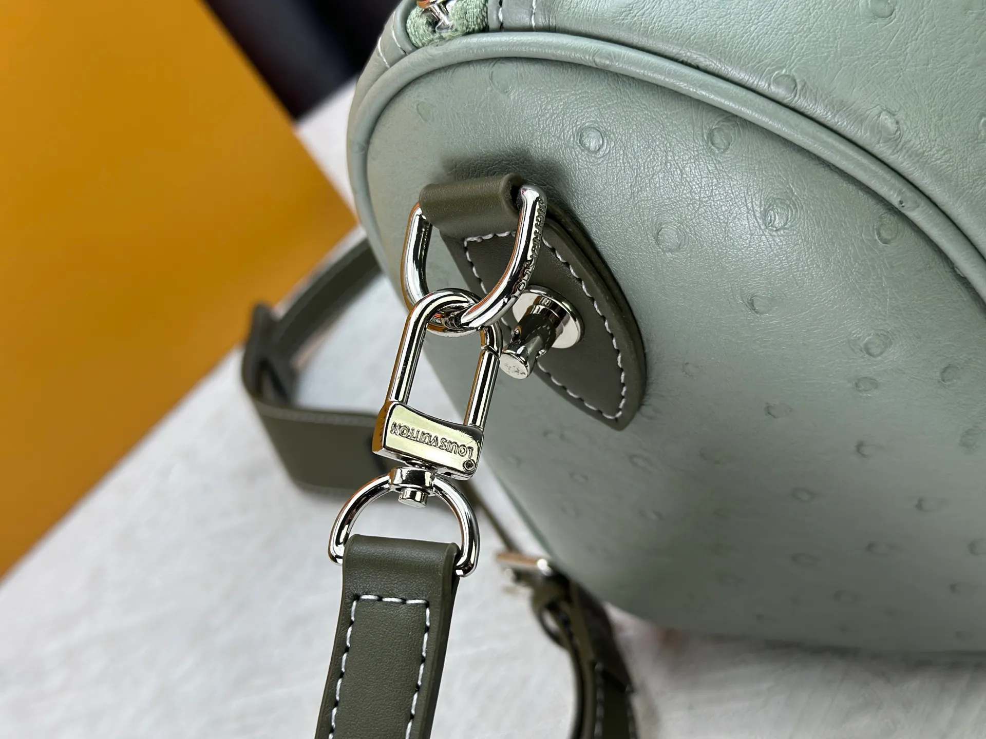 P300 Upgraded original M24420 M24441 M24424 This model has ostrich leather pattern. The Speedy Bandoulière 25 Monogram Leather handbag is made of soft cow leather and uses Monogram pattern to reproduce the elegant look and feel of canvas printing. Dazzling metal hardware, sheepskin lining and nameplate all reflect Creative Director Pharrell Williams' relentless attention to detail. 25x15x15cm (length x height x width)