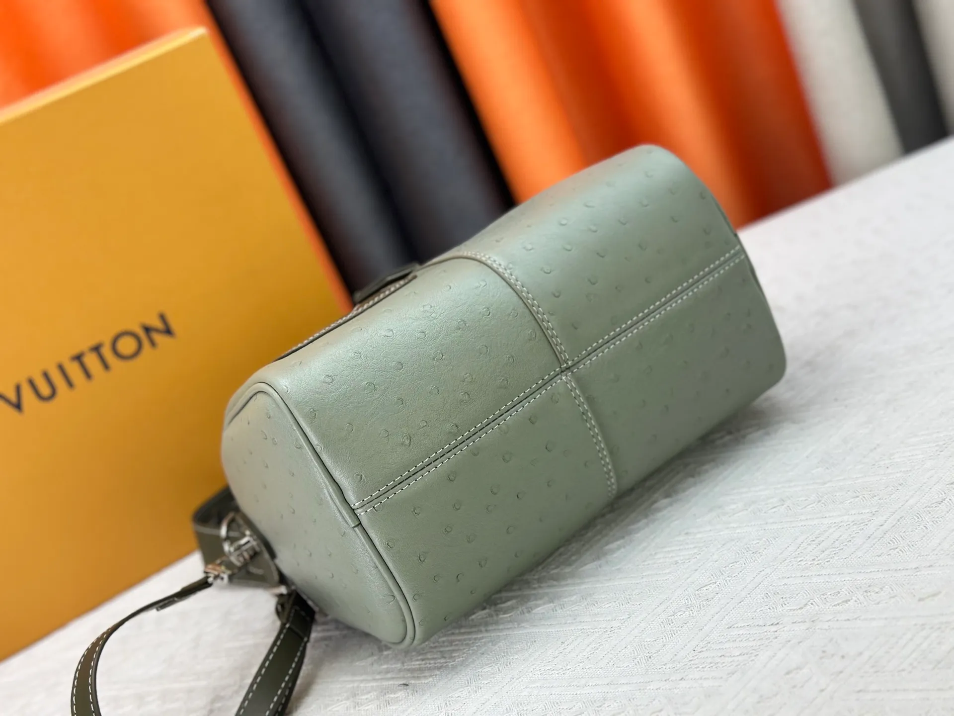P300 Upgraded original M24420 M24441 M24424 This model has ostrich leather pattern. The Speedy Bandoulière 25 Monogram Leather handbag is made of soft cow leather and uses Monogram pattern to reproduce the elegant look and feel of canvas printing. Dazzling metal hardware, sheepskin lining and nameplate all reflect Creative Director Pharrell Williams' relentless attention to detail. 25x15x15cm (length x height x width)