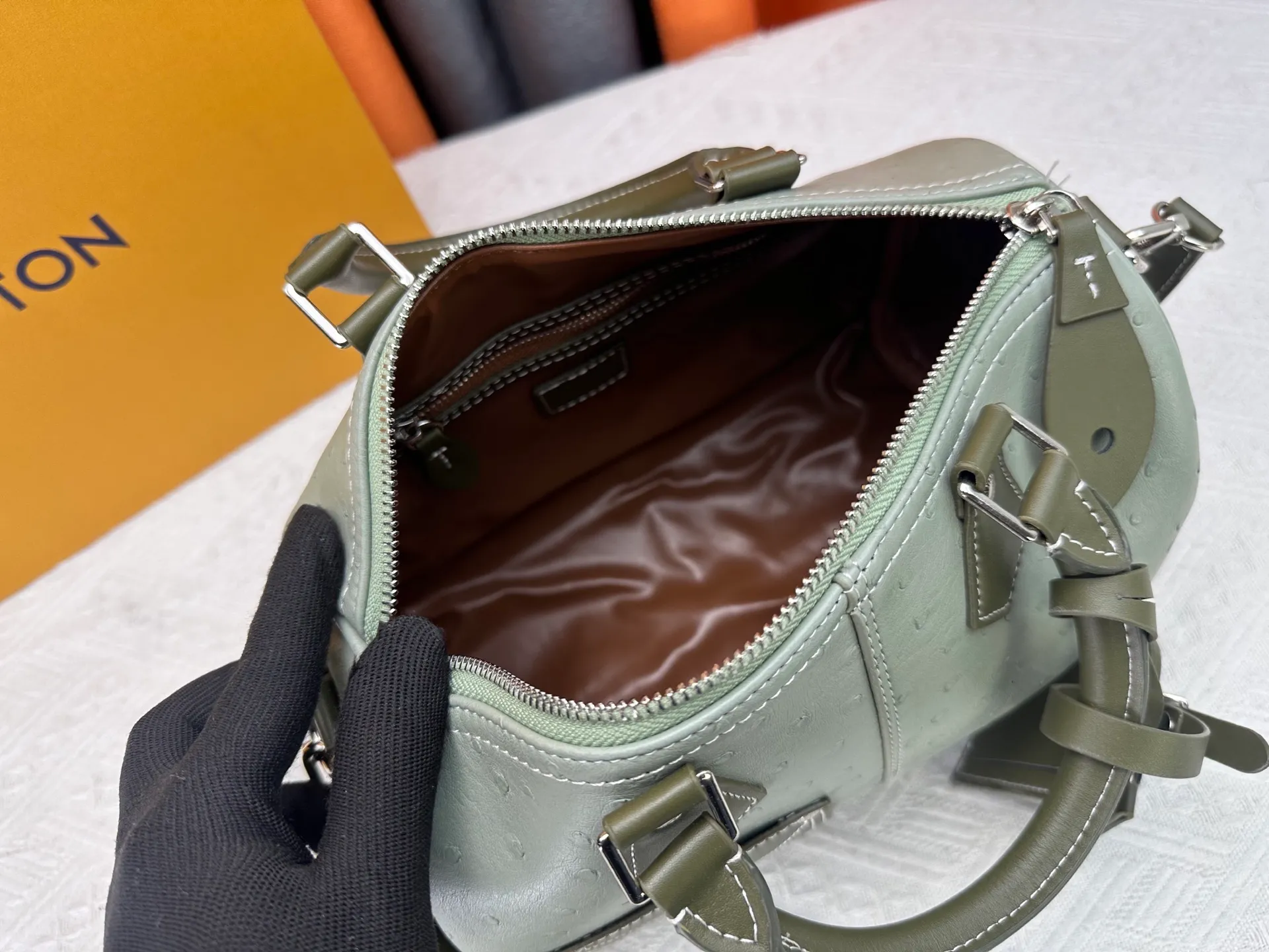 P300 Upgraded original M24420 M24441 M24424 This model has ostrich leather pattern. The Speedy Bandoulière 25 Monogram Leather handbag is made of soft cow leather and uses Monogram pattern to reproduce the elegant look and feel of canvas printing. Dazzling metal hardware, sheepskin lining and nameplate all reflect Creative Director Pharrell Williams' relentless attention to detail. 25x15x15cm (length x height x width)